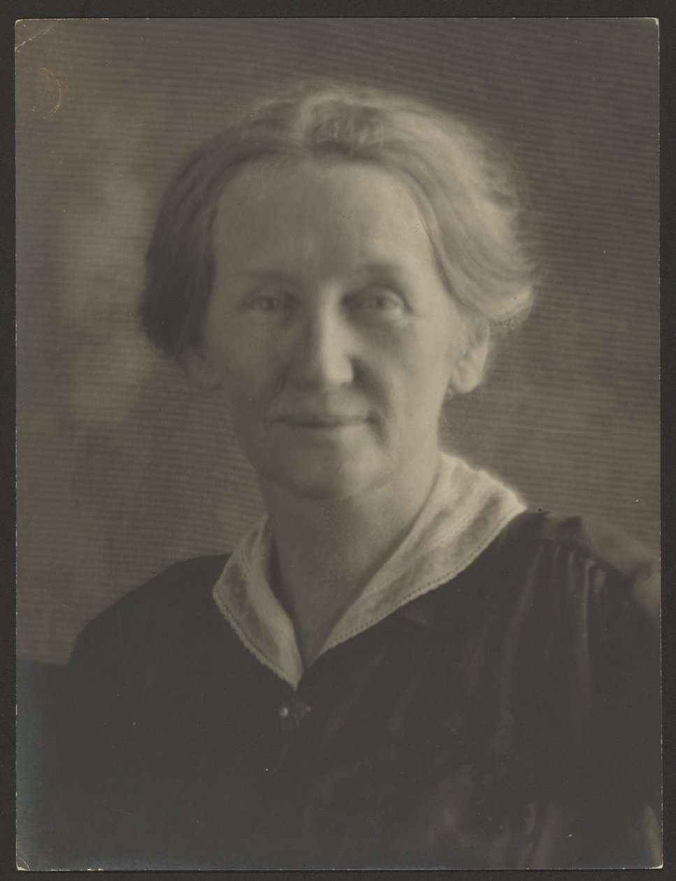 [Porträt einer Frau mit Perlennadel] von Louis Fleckenstein