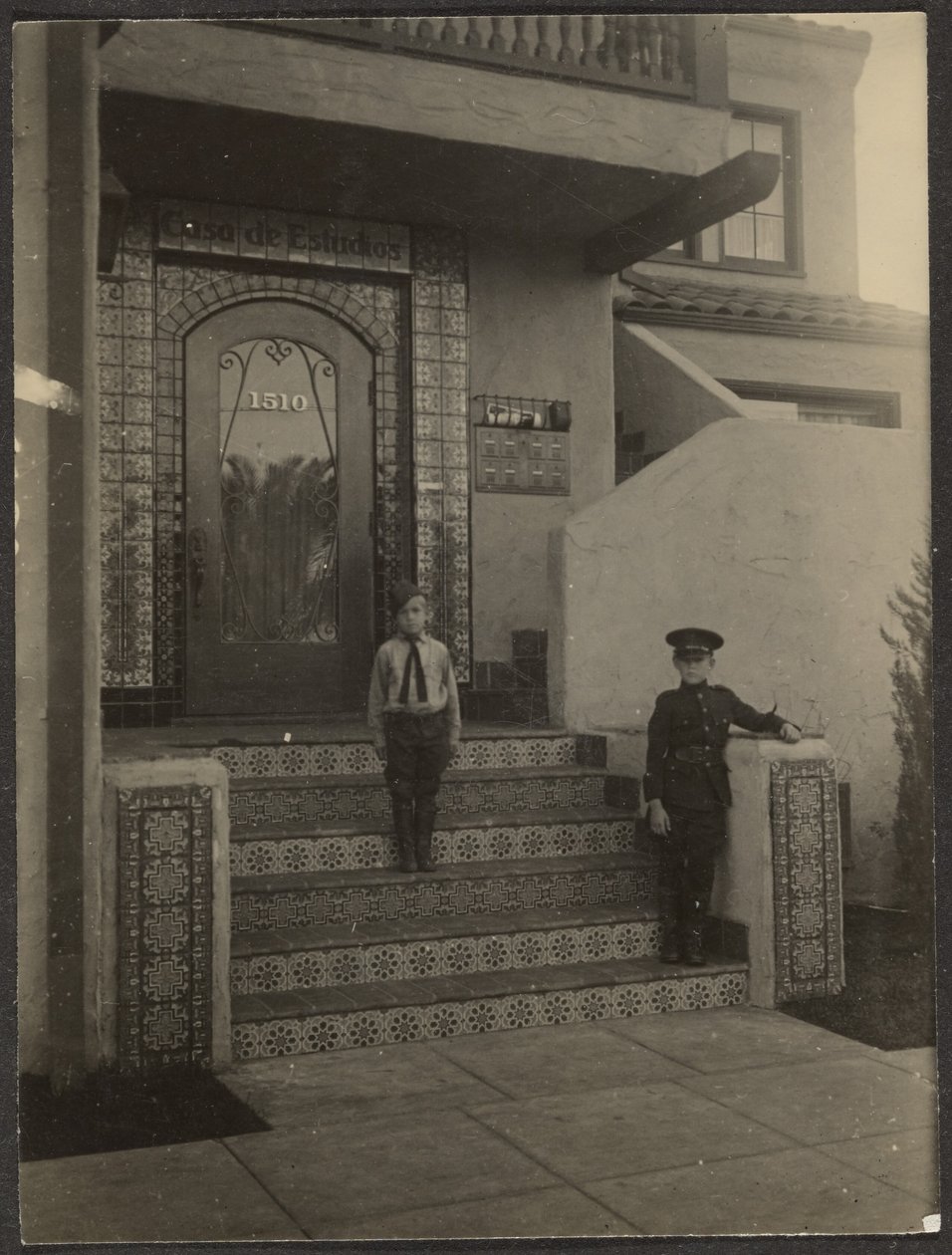 [Zwei Jungen vor Fleckensteins Studio in Long Beach] von Louis Fleckenstein
