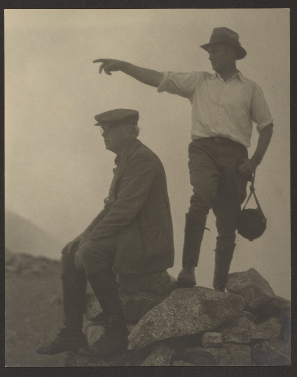 [Zwei nach links blickende Männer, Old Baldy Peak] von Louis Fleckenstein