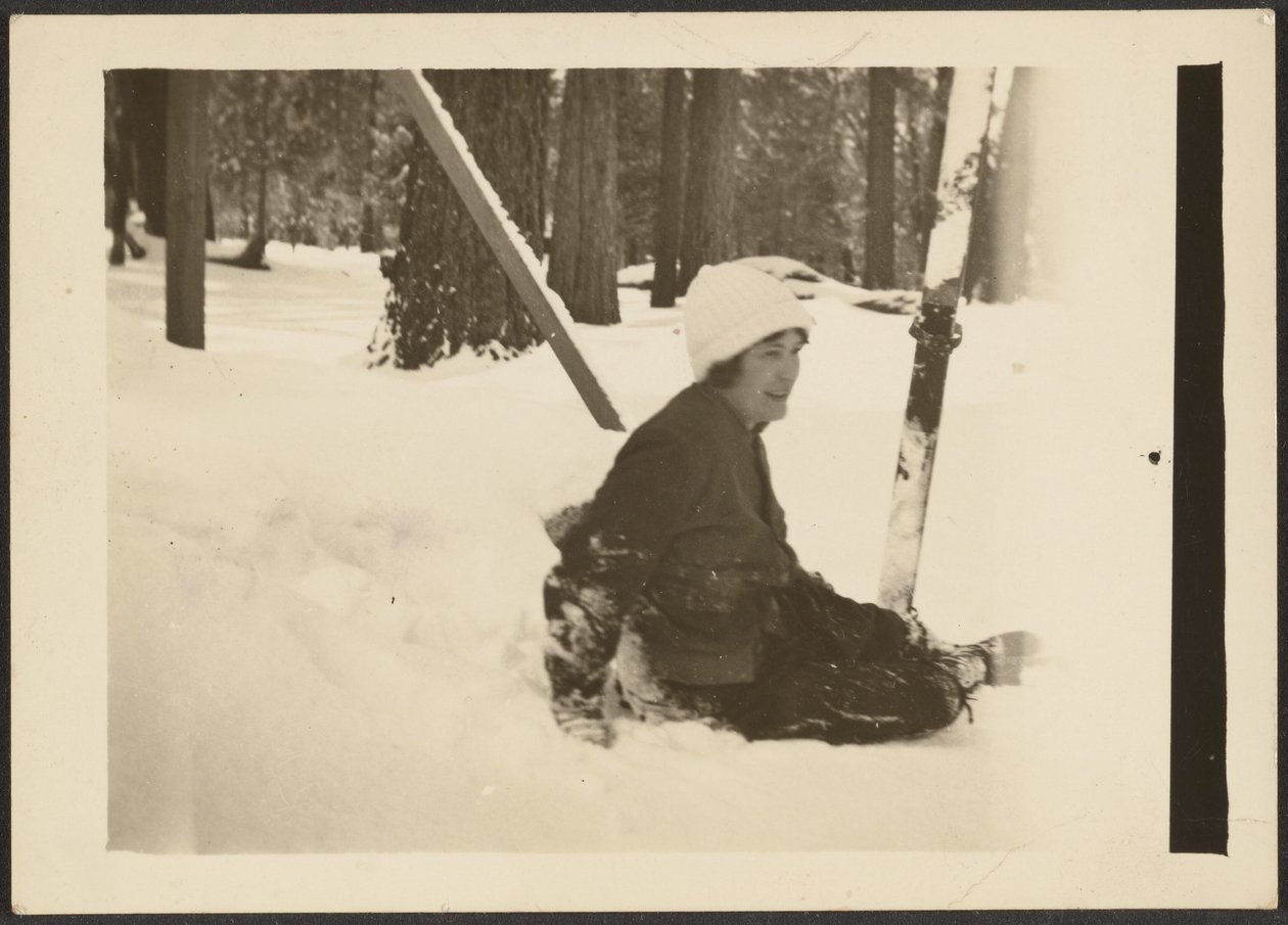 Frau, die im Schnee sitzt von Louis Fleckenstein