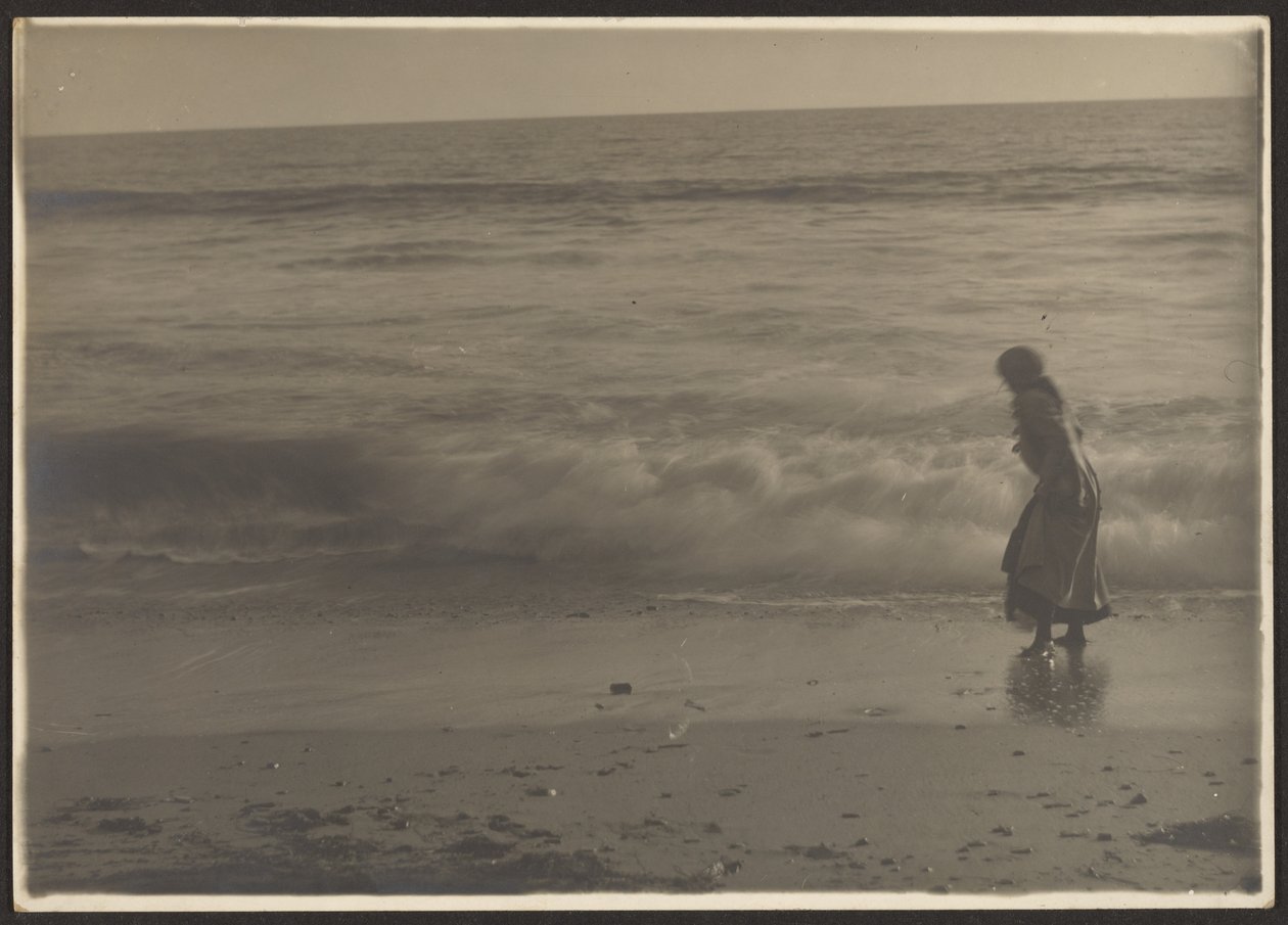 [Frau beim Spaziergang in der Brandung am Strand] von Louis Fleckenstein