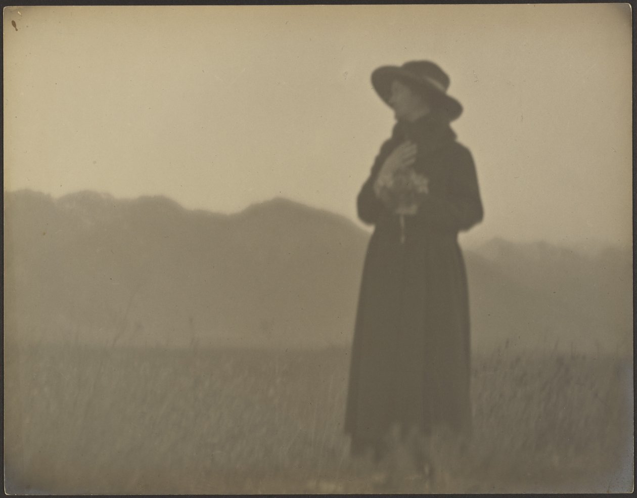 [Schwarz gekleidete Frau auf einem Feld] von Louis Fleckenstein