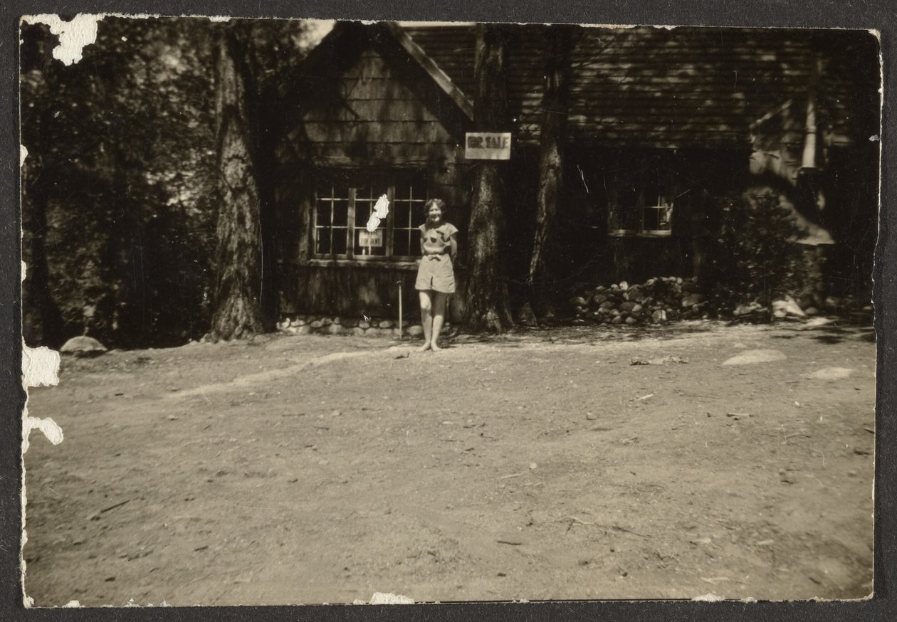 Frau vor Hütte von Louis Fleckenstein