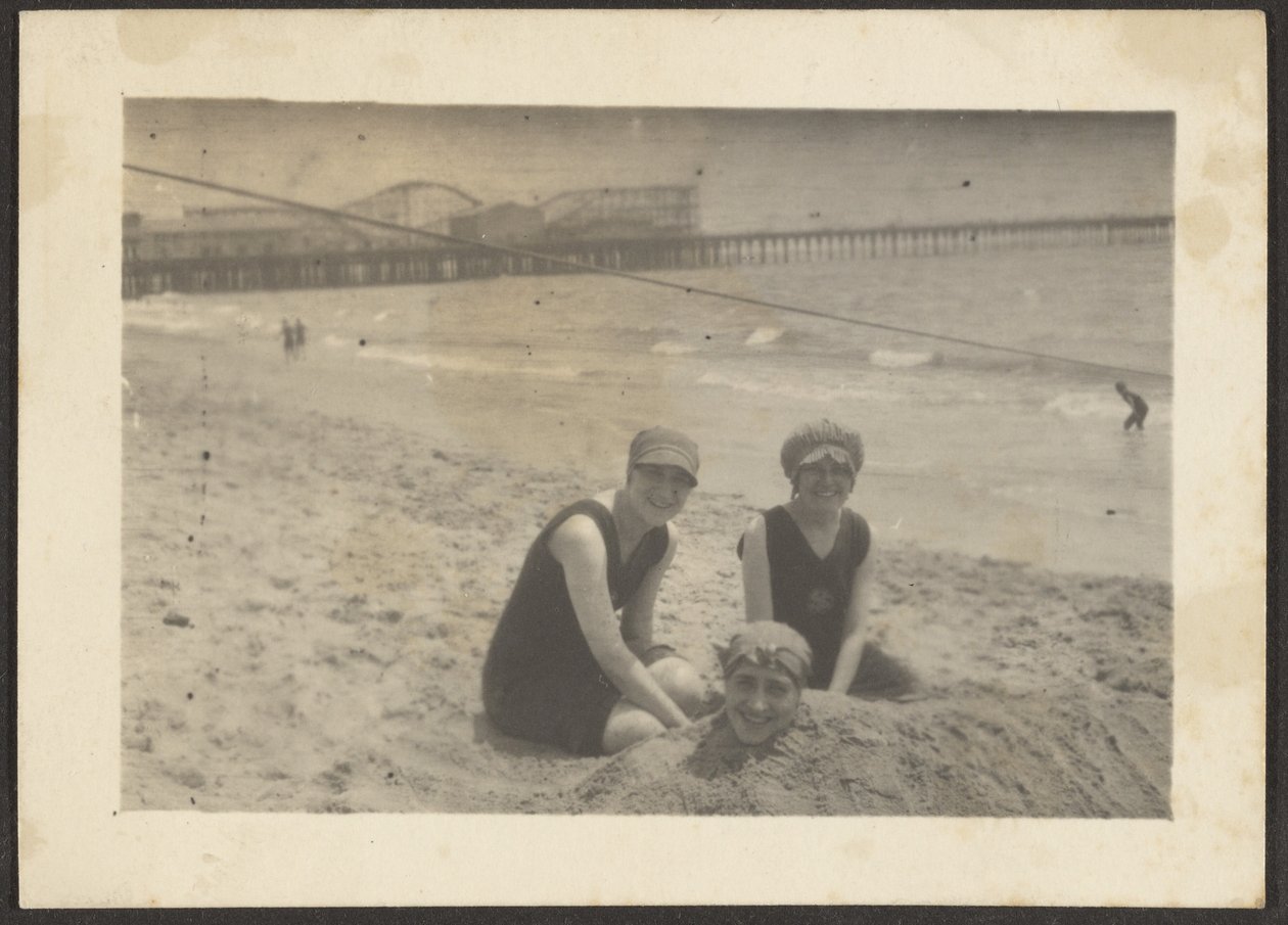 [Frauen am Strand begraben eine Freundin im Sand] von Louis Fleckenstein