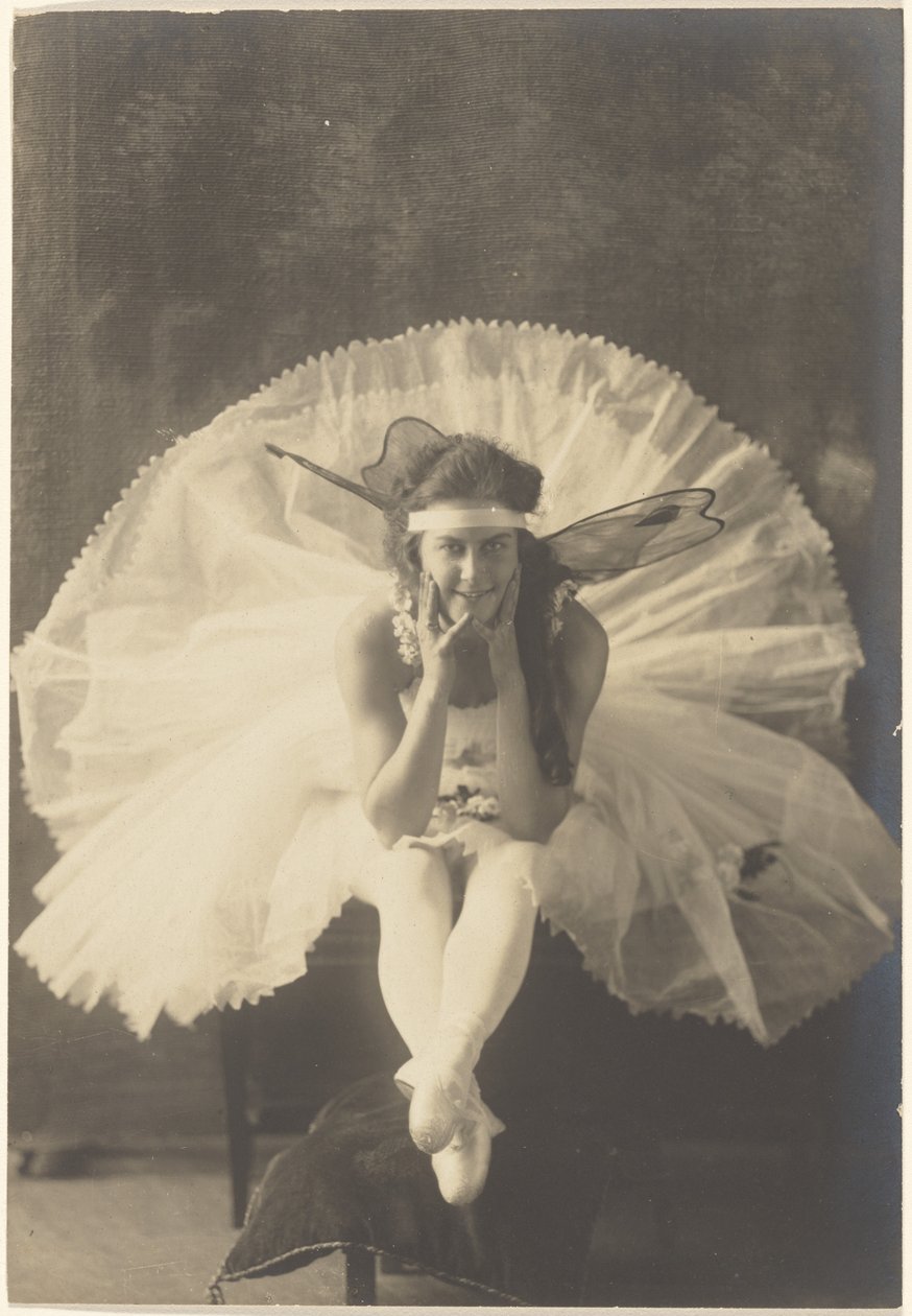 [Junge Ballerina mit Feenflügeln] von Louis Fleckenstein