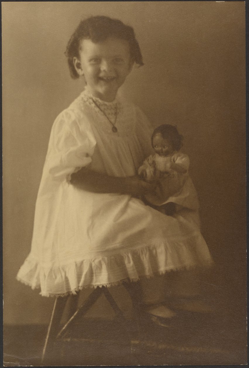 Junges Mädchen mit Puppe von Louis Fleckenstein