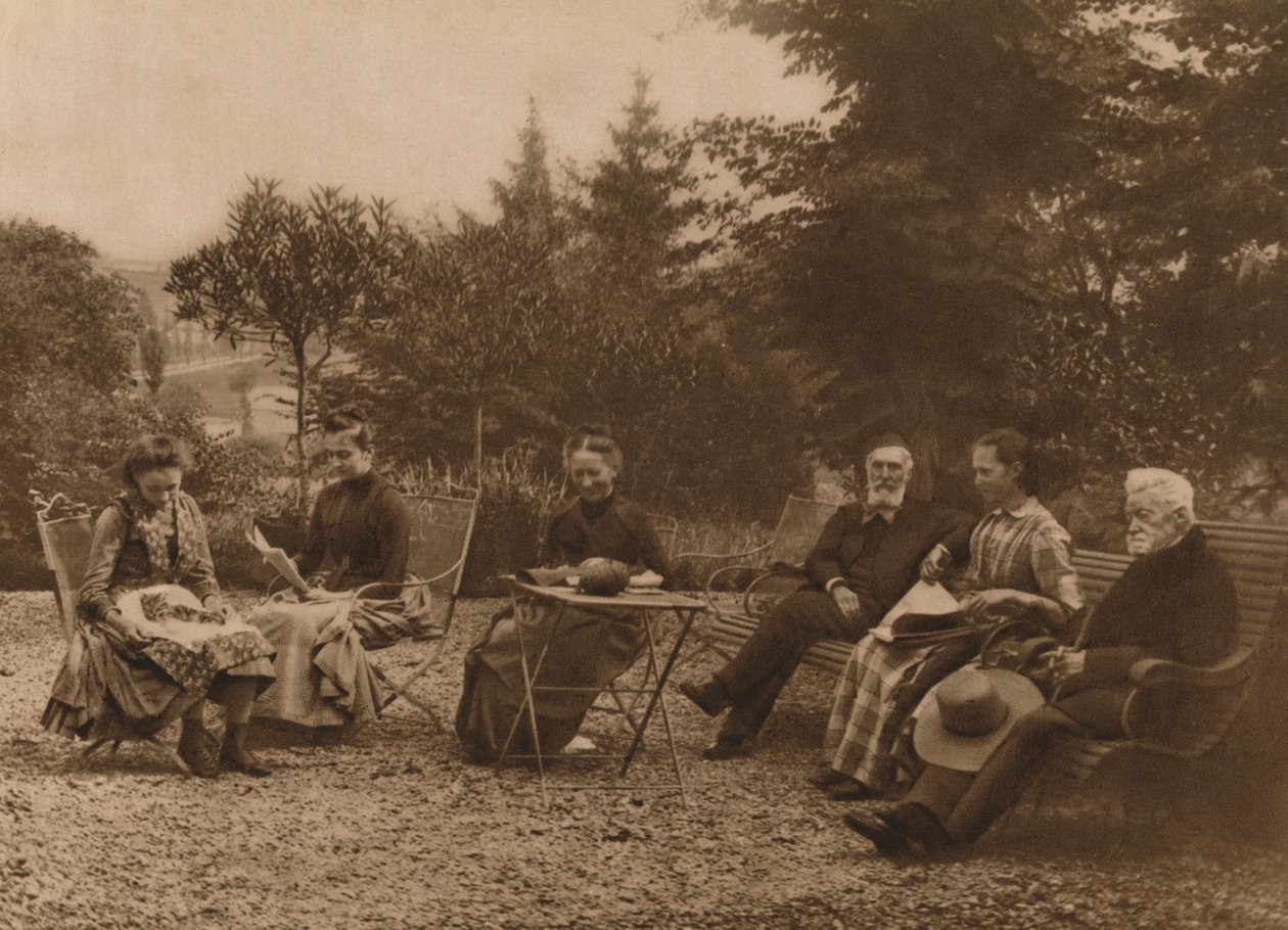 Eine Gruppe von Männern und Frauen sitzt an einem Tisch und unterhält sich von Louis Guichard