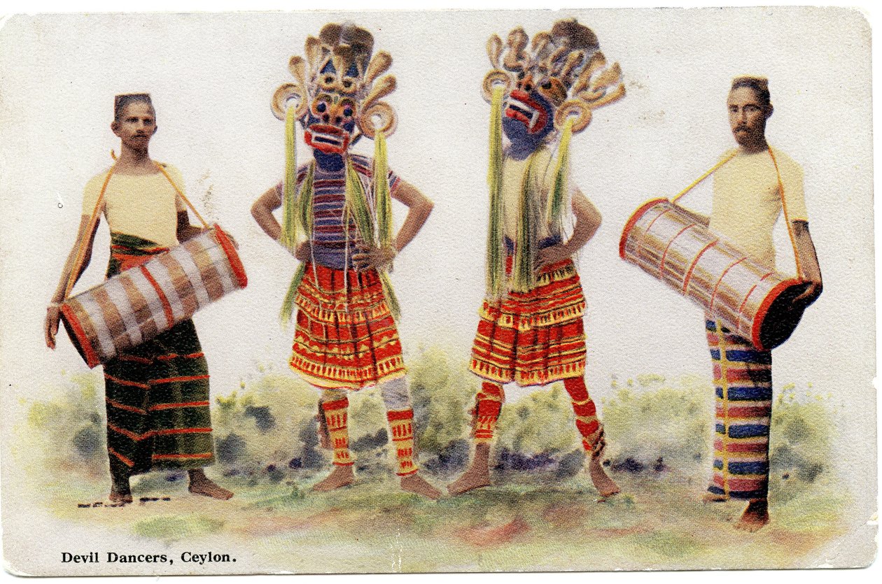 Teufelstänzer, Ceylon, ca. 1900-20 (handkolorierte Fotografie) von Ltd. Ceylon Plâté