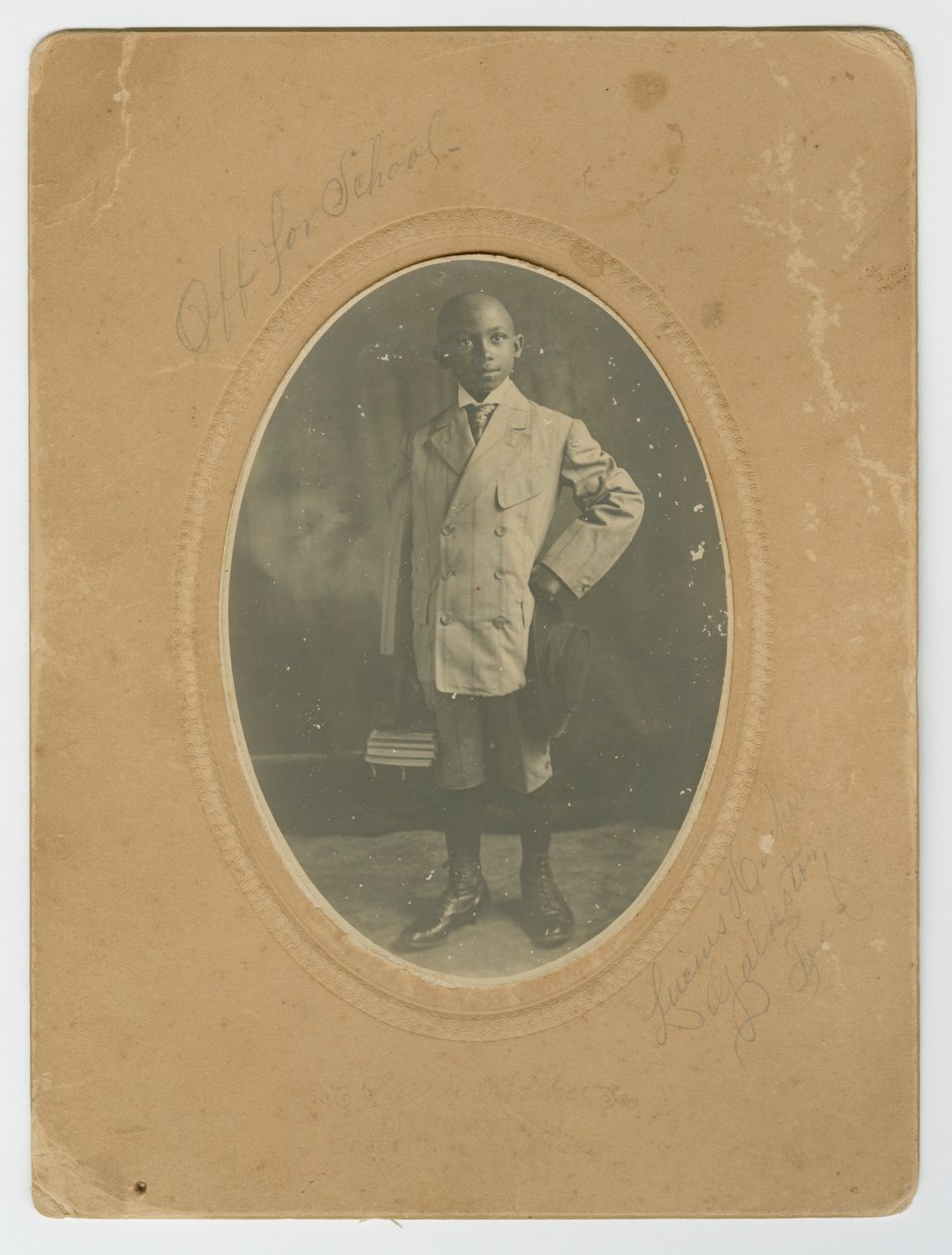 Fotografie von Lucius Harper Jr. auf dem Weg zur Schule, ca. 1910 von Lucius Harper