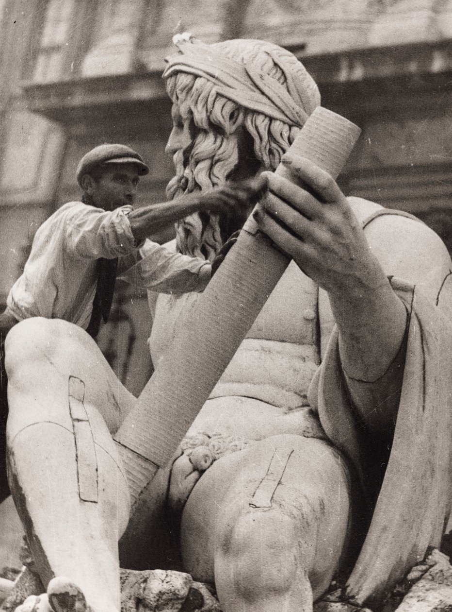 Arbeiter an der Skulptur des Ganges im Vierströmebrunnen auf der Piazza Navona in Rom von Luigi Leoni