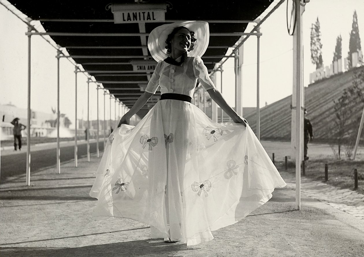 Modell in Sommerkleid des Modehauses "Graldi" von Luis Bogino