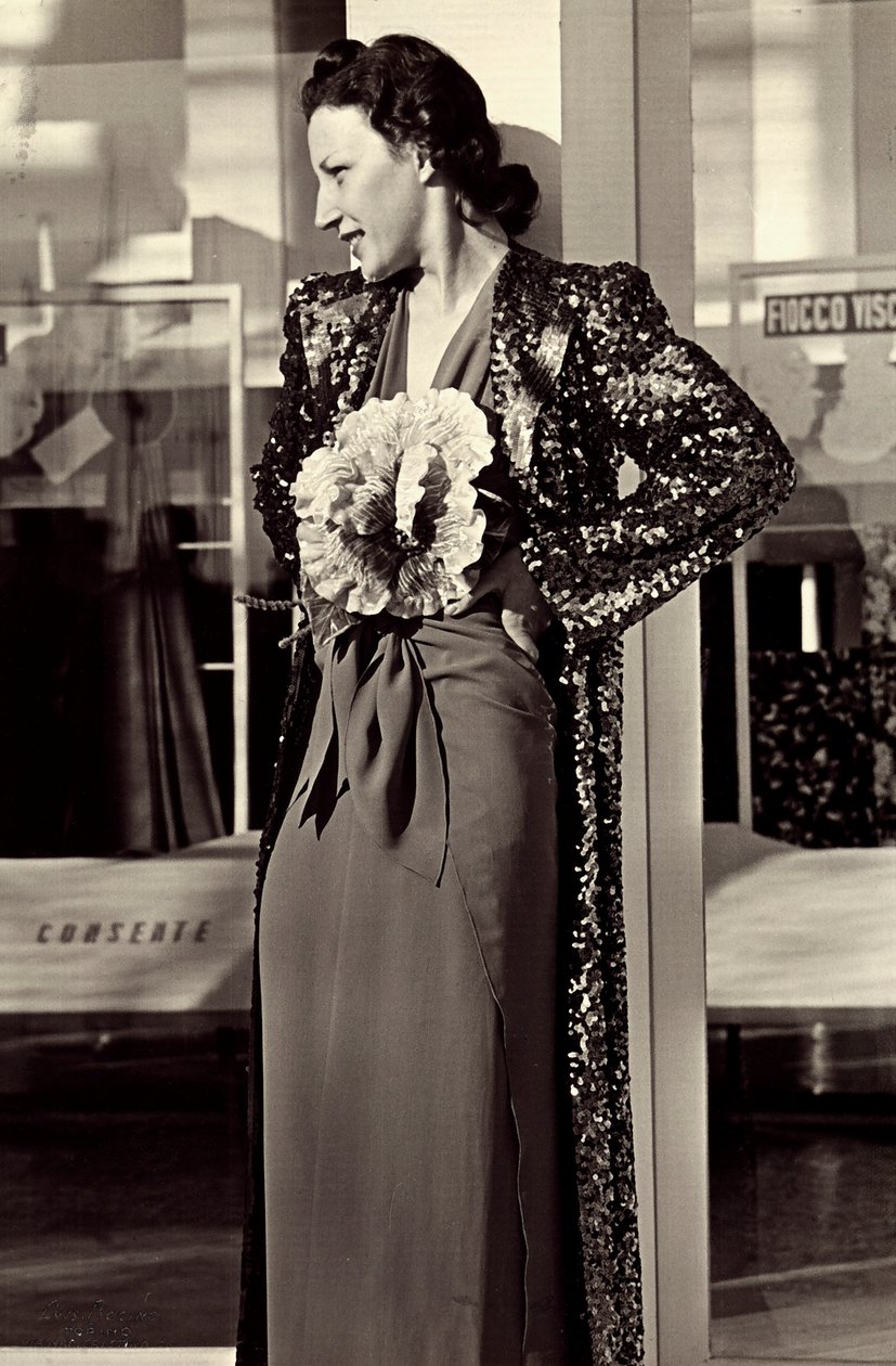 Modell im Abendkleid des Modehauses "Dragoni" von Luis Bogino
