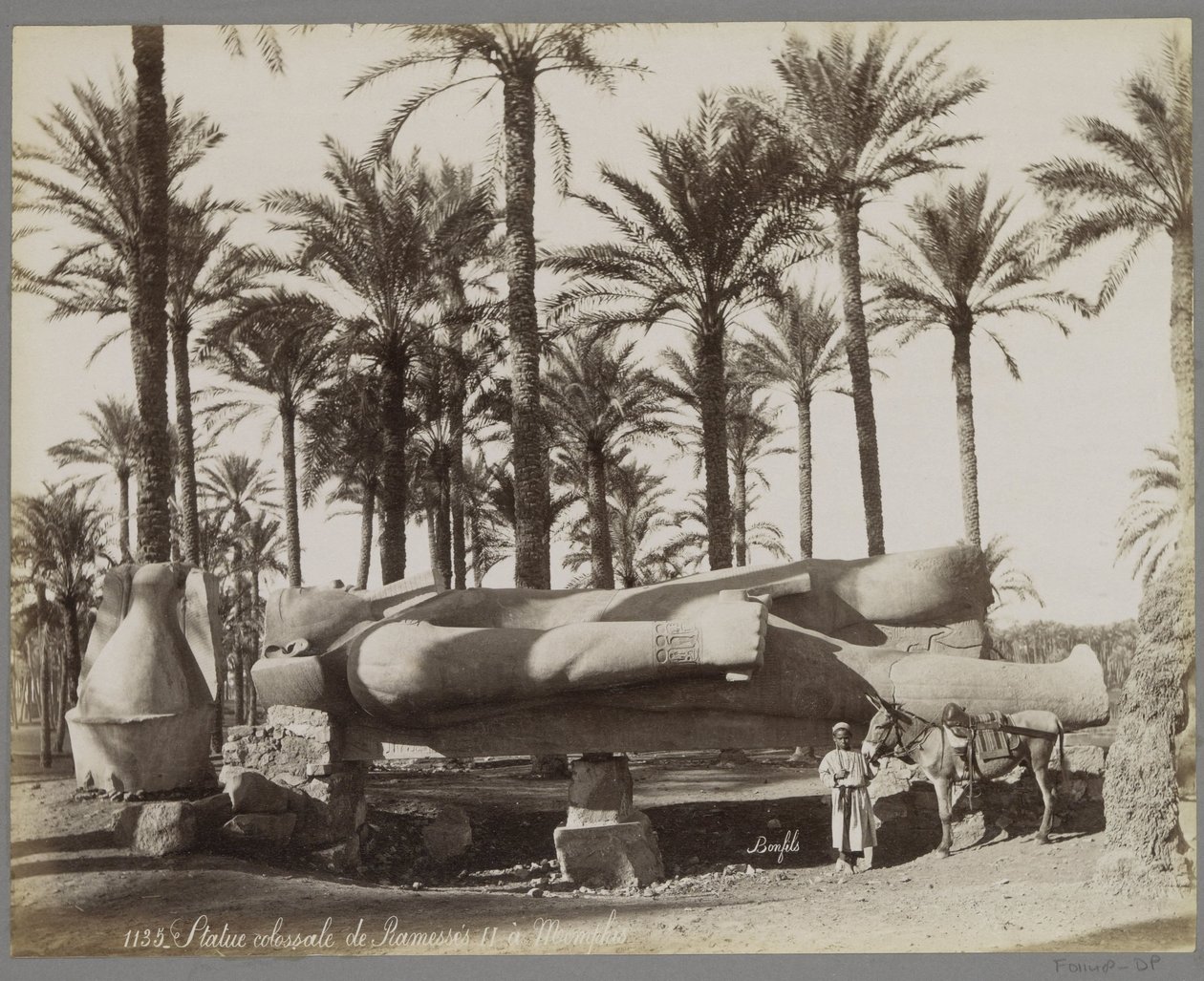 Liegende Statue von Ramses II in Memphis, im Vordergrund ein Junge mit einem Esel von Maison Bonfils