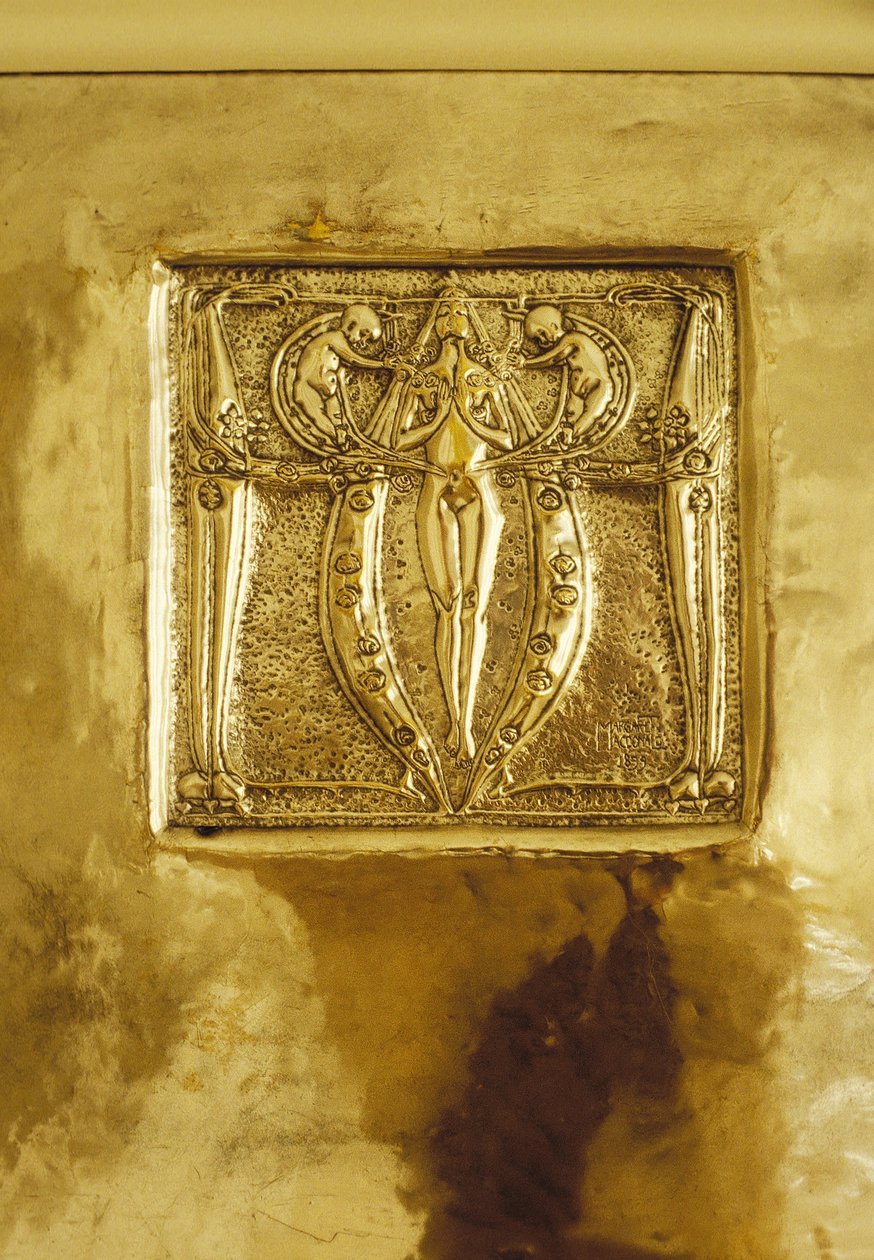 Möbel entworfen für Nr. 120 Mains Street, Glasgow, Repoussé-Metallplatte ursprünglich über dem Kamin, ca. 1900 von Margaret Macdonald