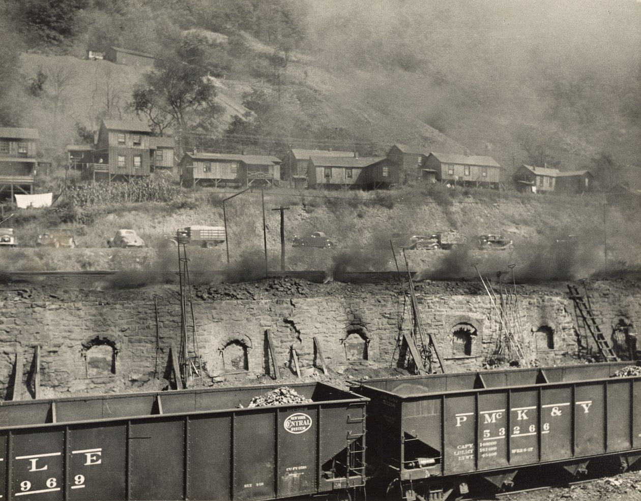 Rauch von Koksöfen dringt in die Häuser der Bergleute, Scotts Run, West Virginia von Marion Post Wolcott