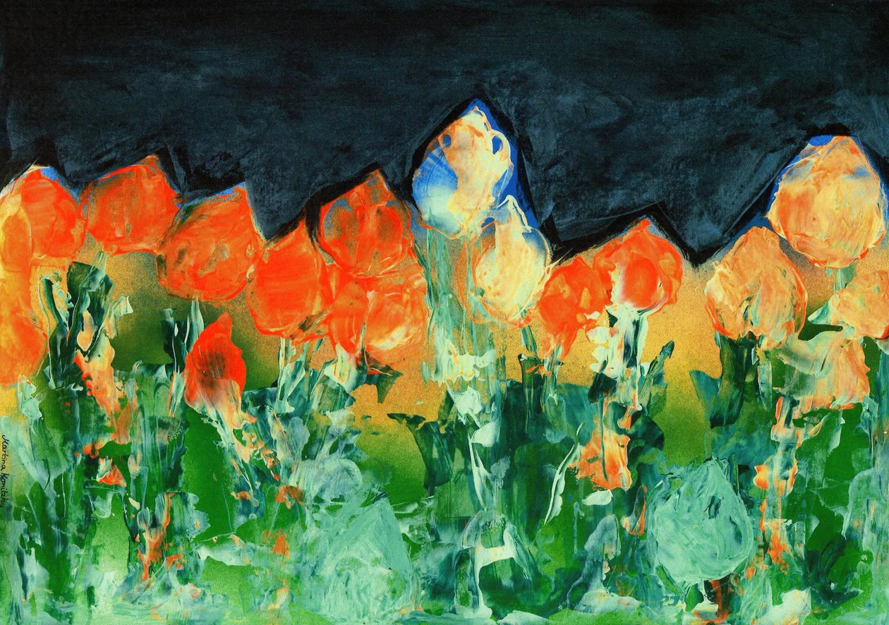 Schwarzer Regenhimmel über einer Berglandschaft mit Blumen von Martina Konitzky