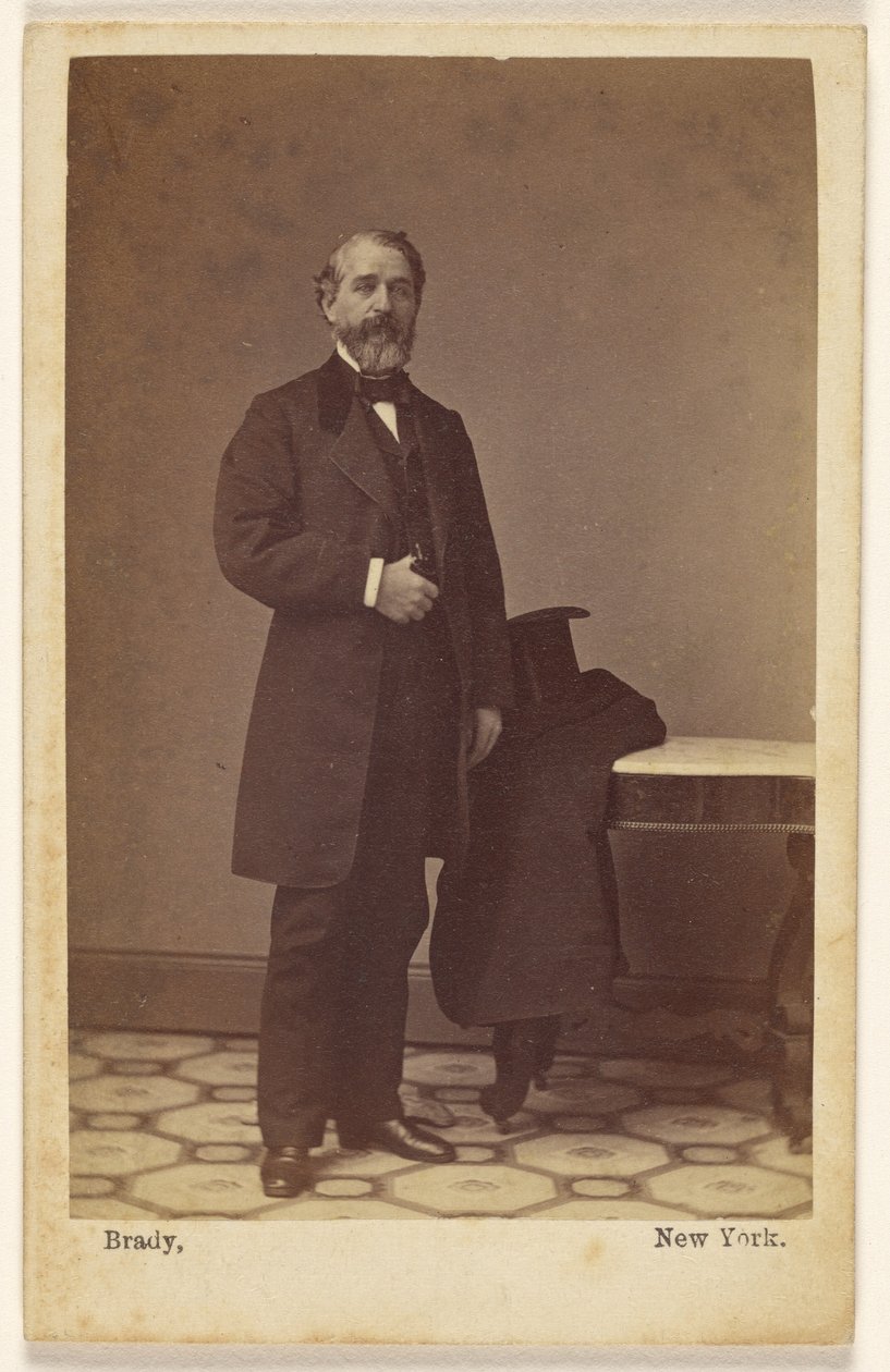 [Unidentifizierter bärtiger Mann stehend, ein Zylinderhut und Mantel auf einem nahegelegenen Tisch] von Mathew B. Brady