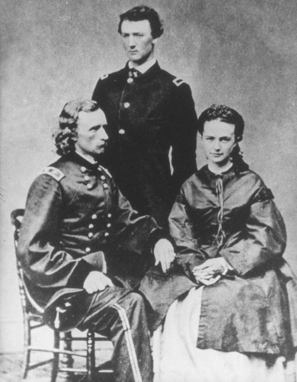 General George A. Custer (1839-76) mit seiner Frau Elizabeth und seinem Bruder Tom von Mathew Brady