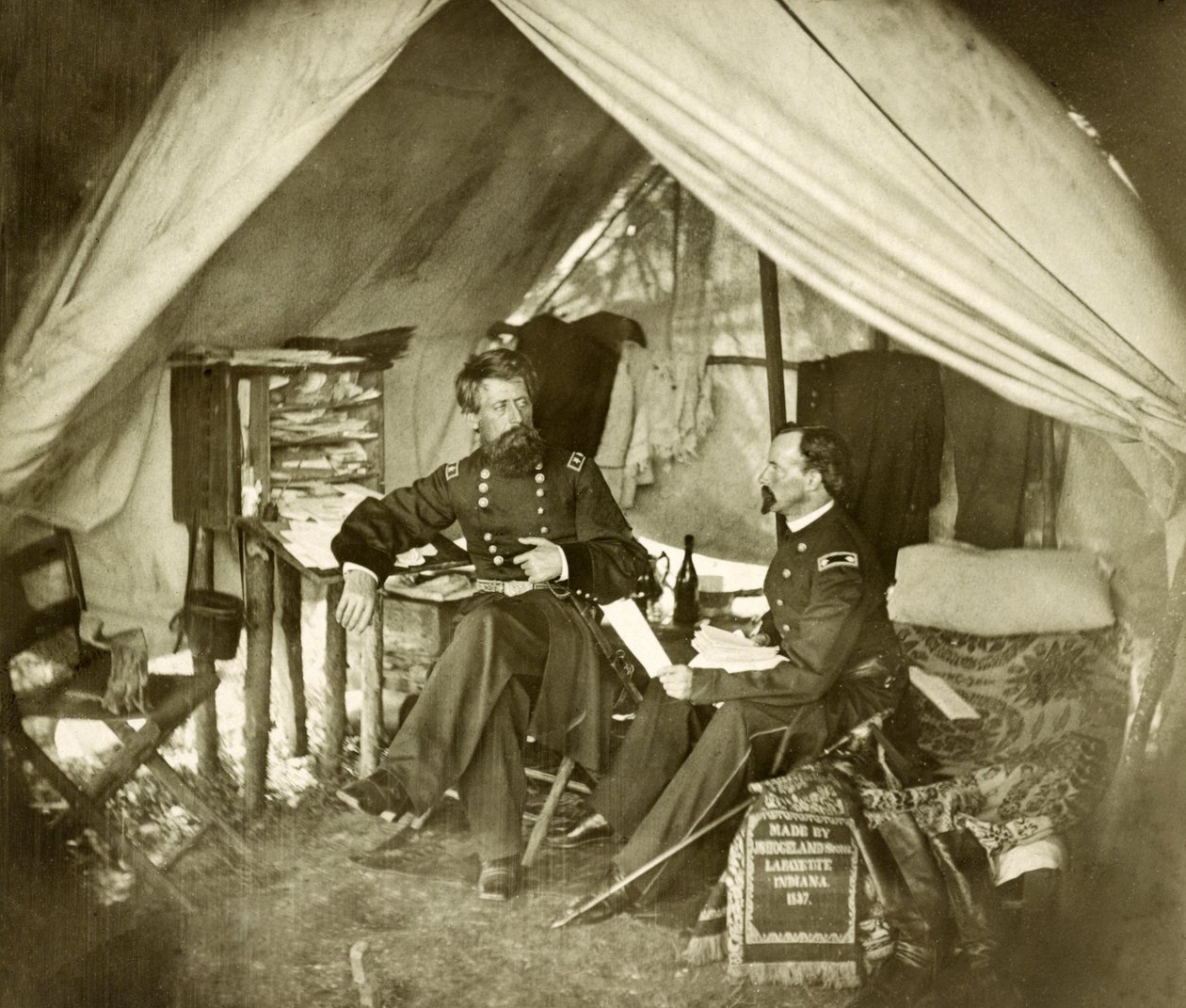 General Jefferson C. Davis & Offizier sitzen in einem Zelt, veröffentlicht 1861 von Mathew and studio Brady