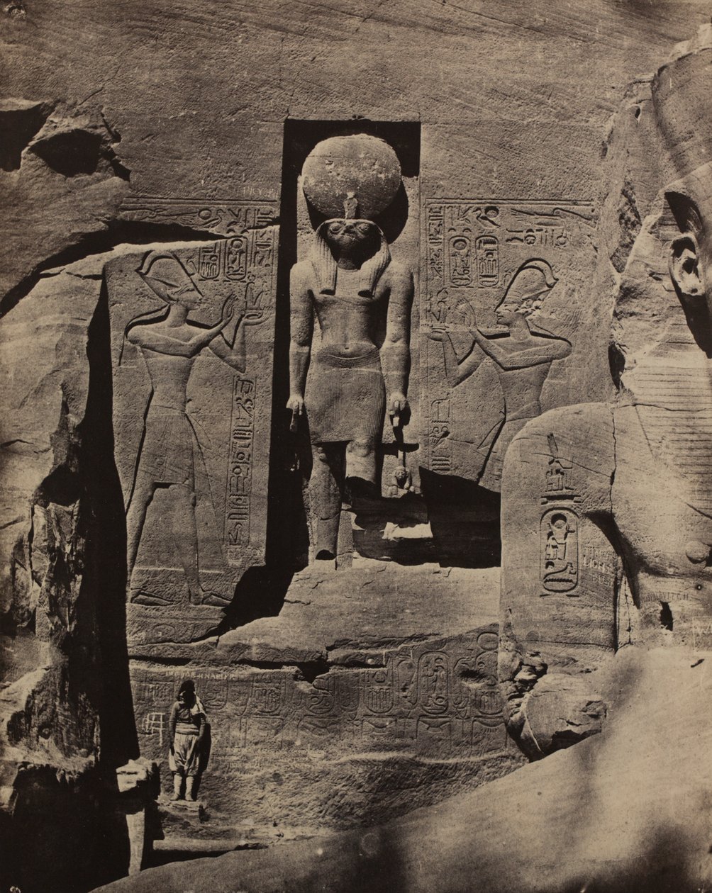 Abu Simbel, Skulpturen am Eingang des Spéos de Phré von Maxime Du Camp