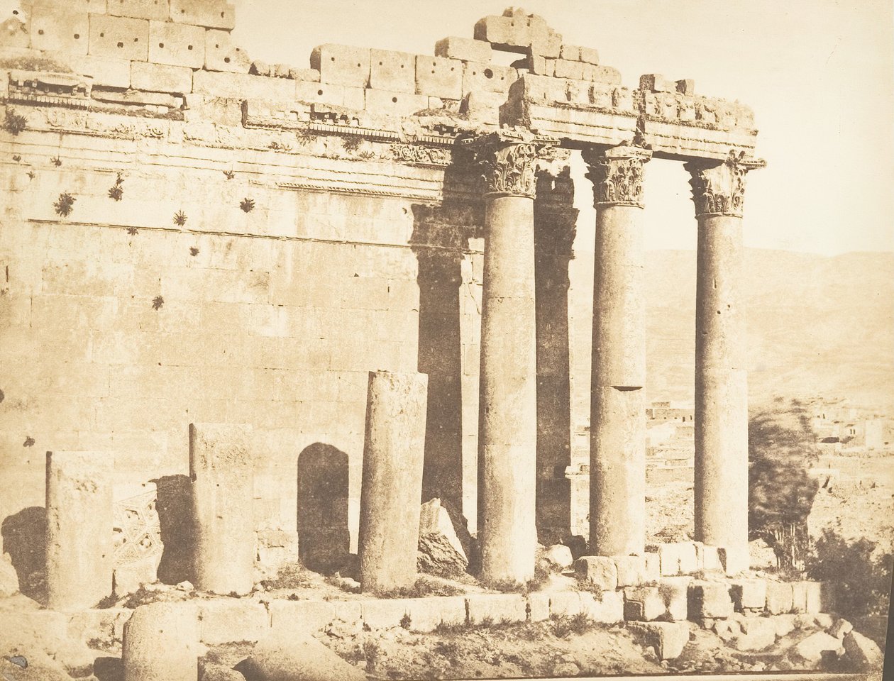 Westliche Kolonnade des Tempels des Jupiter in Baalbek Heliopolis von Maxime Du Camp