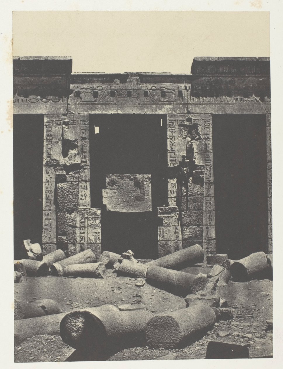 Médinet-Habou, östlicher Teil des Peristyls des Palastes von Ramses-Méiamoun; Theben von Maxime Du Camp