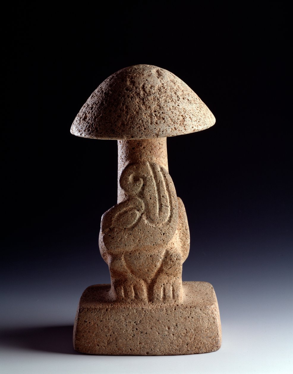 Präkolumbische Kunst, Maya-Zivilisation, vorklassische Periode: Basaltskulptur in Form eines Pilzes mit der Darstellung einer stilisierten Schlange von Mayan Mayan