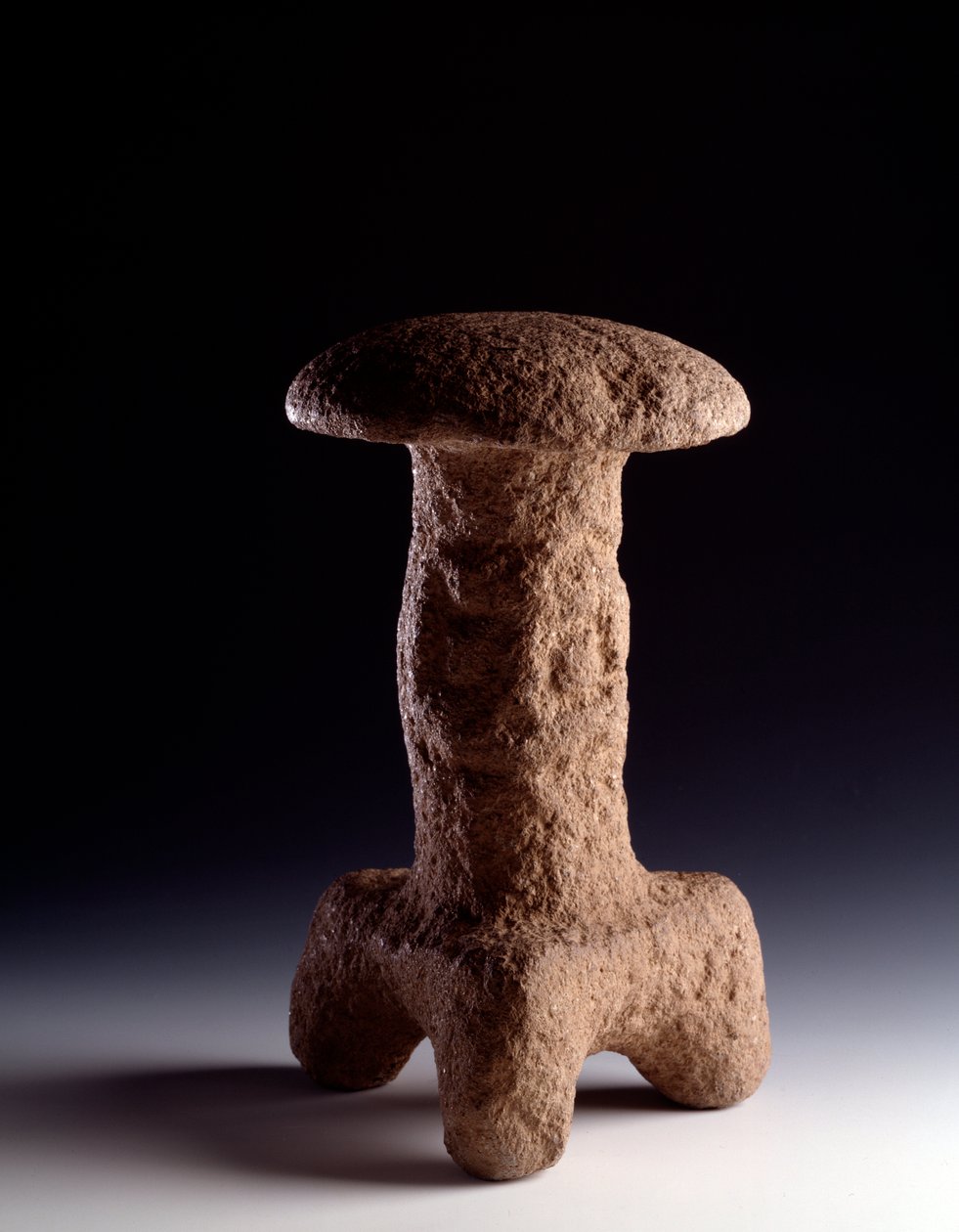 Präkolumbianische Kunst, Maya-Zivilisation, Klassik: Steinskulptur in Form eines Tripod-Pilzes. Aus Chimaltenango, Guatemala. Guatemala, Museo Nazionale di Archeologia e Etnologia von Mayan Mayan