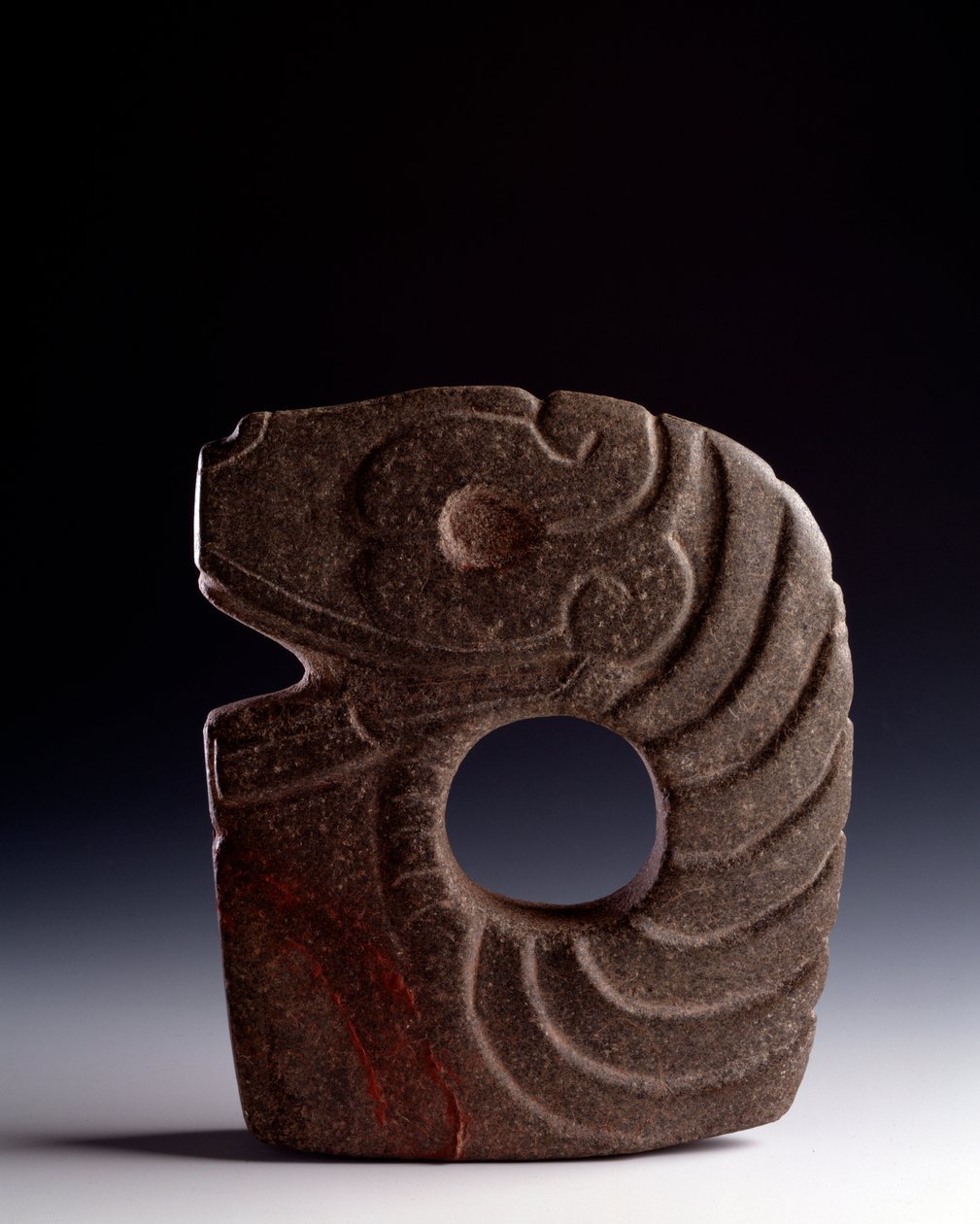 Präkolumbianische Kunst, Maya-Zivilisation, Klassik: zoomorphe Axt aus Stein, die eine stilisierte Schlange darstellt. Aus Escuintla, Guatemala. Guatemala, Museo Nazionale di Archeologia e Etnologia von Mayan Mayan