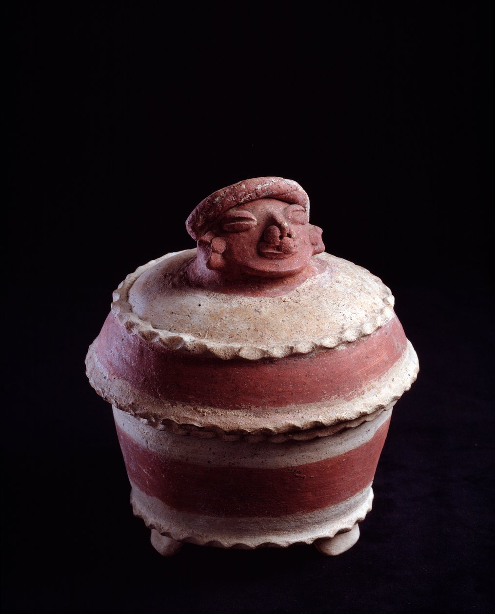 Präkolumbianische Kunst, Maya-Zivilisation, Spätklassik: Bestattungsurne aus Ton mit einem Deckel in Form eines menschlichen Kopfes. Aus Nebaj, Guatemala. Guatemala-Stadt, Museo Nazionale di Archeologia e Etnologia von Mayan Mayan