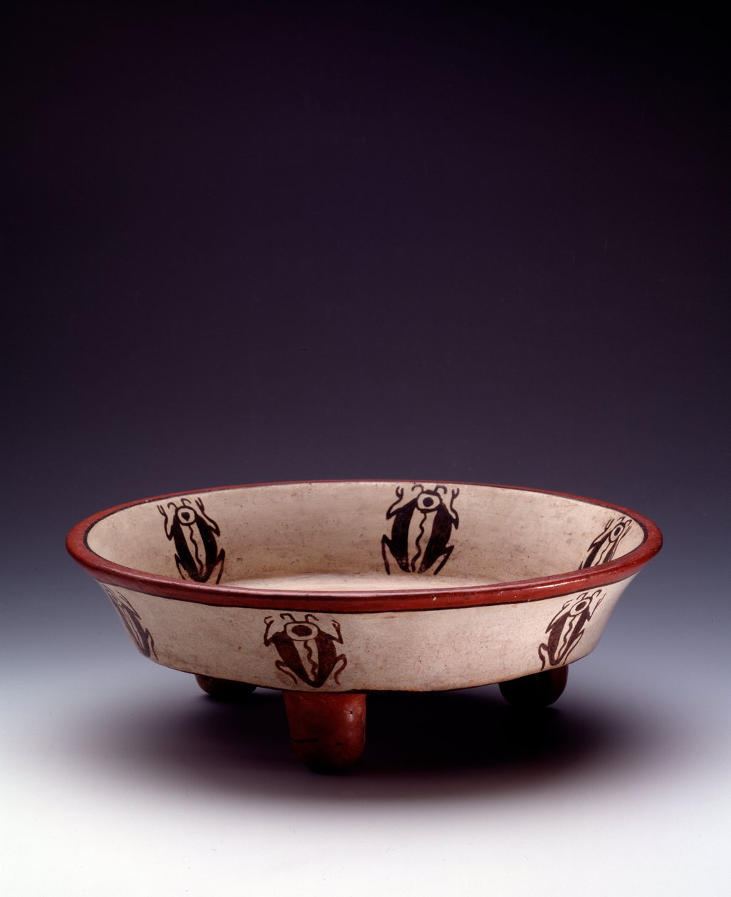 Präkolumbianische Kunst, Maya-Zivilisation, Spätklassik: Tripod-Tonplatte mit Käfern dekoriert. Aus Peten, Guatemala. Guatemala, Museo Nazionale di Archeologia e Etnologia von Mayan Mayan