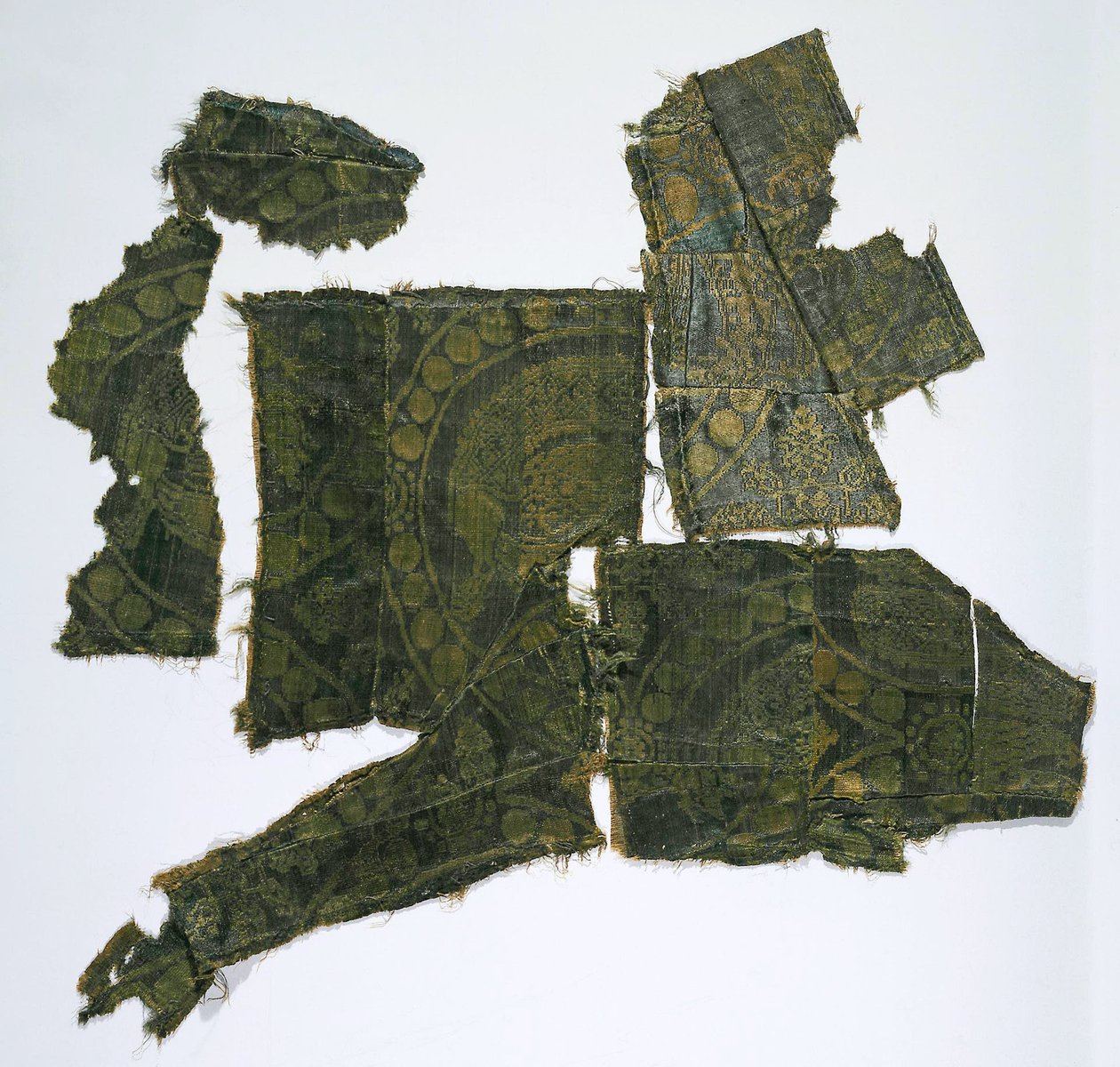 Fragmente eines Kaftans mit einem Seidenstoff mit Senmurv-Muster von Medieval Culture of the North Caucasian