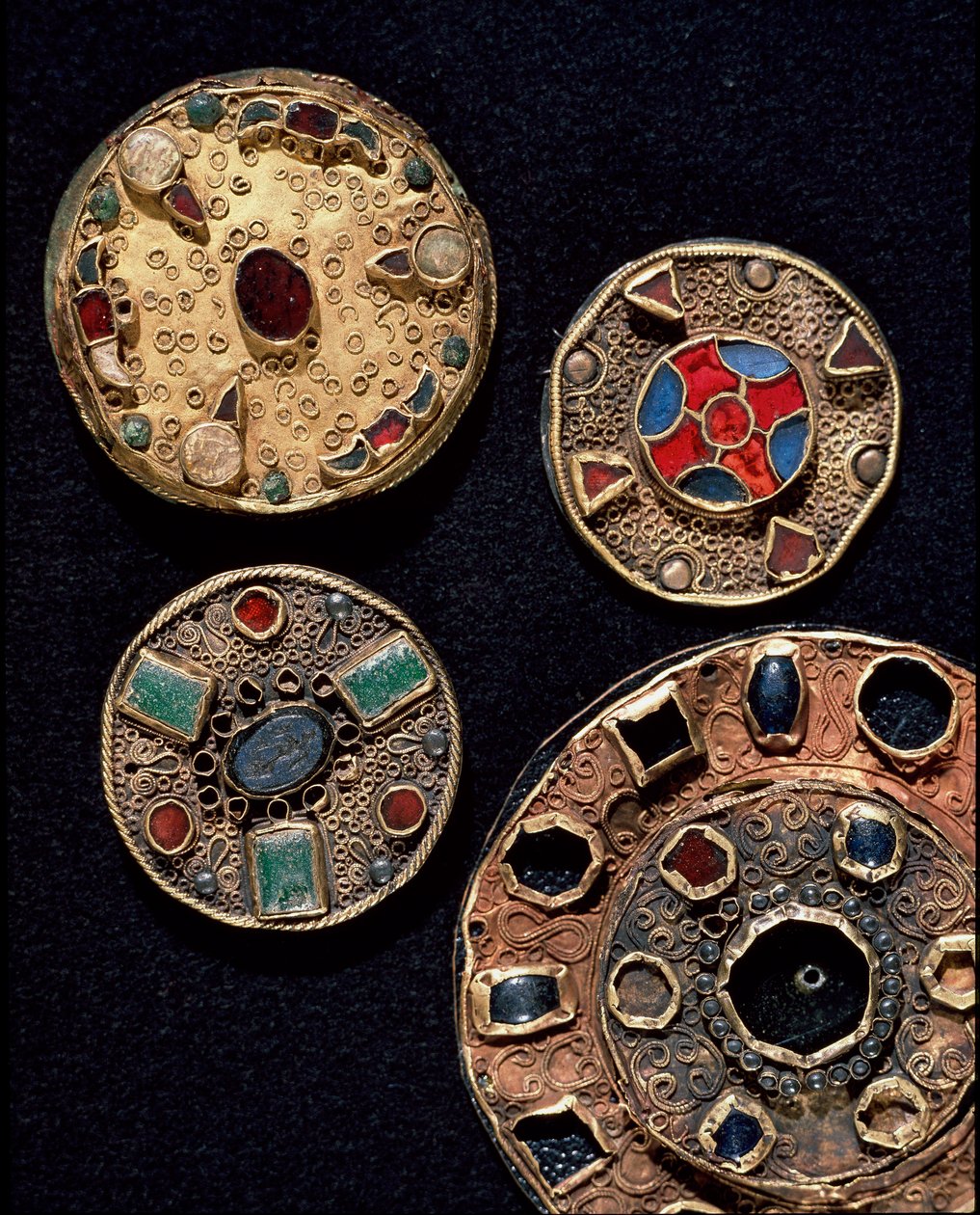 Archäologie des Mittelalters. Barbarische Kunst Galliens: Fibeln (aus dem Lateinischen fibula, was Befestigung bedeutet) in Goldsilberarbeiten im Filigranstil, polychromer Stil. Frankreich, Merowingerzeit, 6.-7. Jahrhundert. Straßburg, Archäologisches Muse von Merovingian