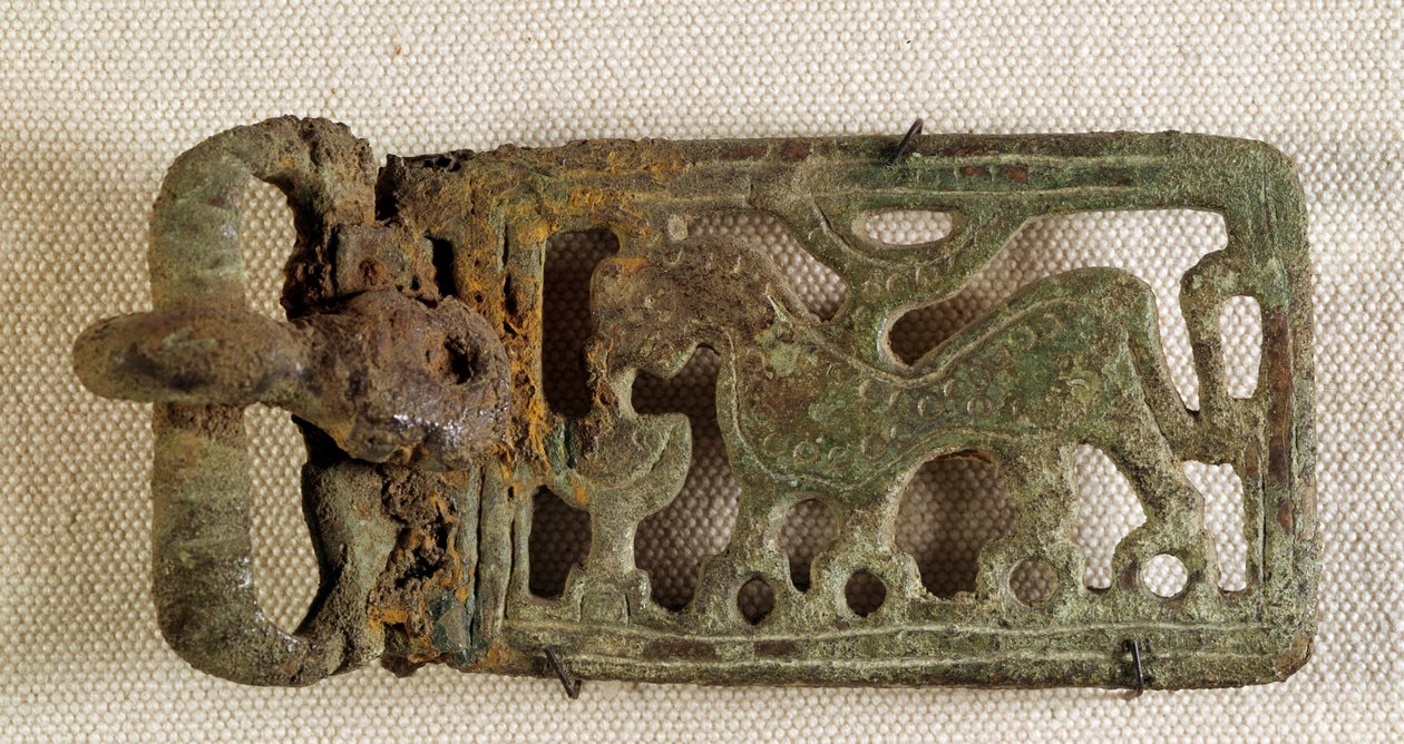 Merowingische Kunst: Gürtelverschluss, der ein fantastisches Tier darstellt. Gallien 6. Jahrhundert. Nationalmuseum für Archäologie von Saint Germain en Laye von Merovingian Merovingian