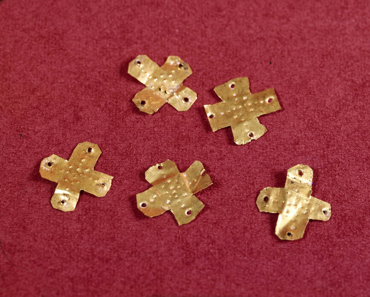 Merowingische Kunst: kleine Kreuze aus Gold. 6. Jahrhundert. Museum für Nationalarchäologie von Saint Germain en Laye von Merovingian Merovingian