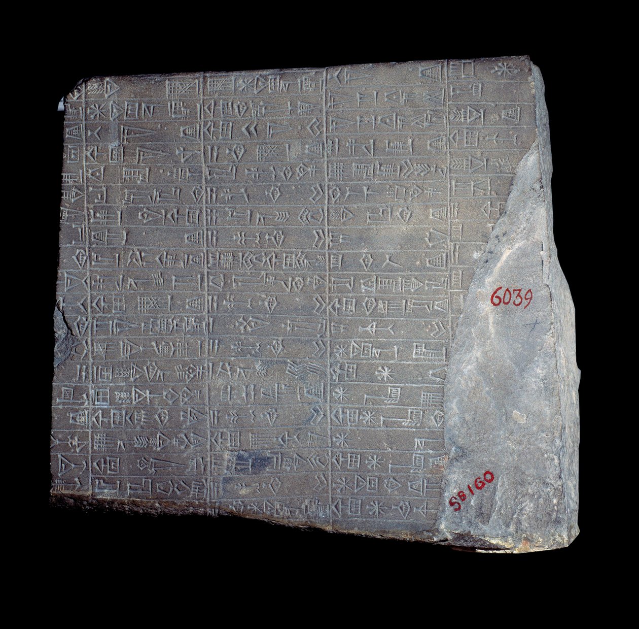 Mesopotamien: Kalksteinstelen mit Inschriften in Akkadisch zur Erinnerung an die Arbeiten zu Ehren des Gottes Inshushinak von Mesopotamian Mesopotamian