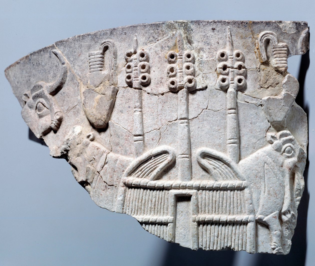 Mesopotamien: Relief einer Stall-Szene auf einem Fragment einer Vase im Stil von Uruk. Region Sumer. 3300 v. Chr. Paris, Louvre Museum von Mesopotamian School