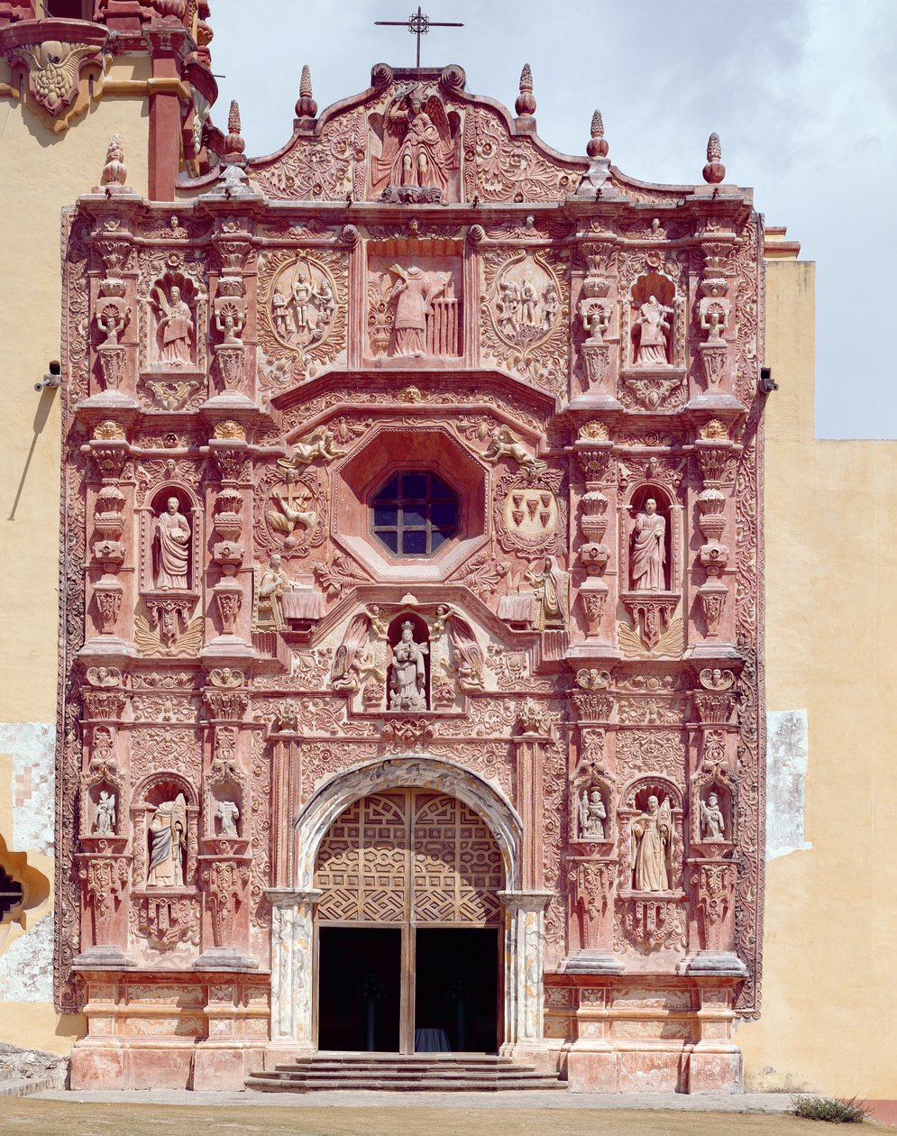 Fassade der Franziskanermission Kirche Santa Maria del Agua de Landa, 1760-78 von Mexican School