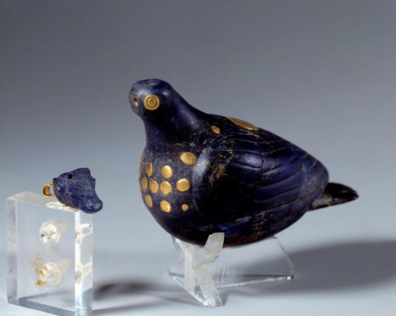 Östliche Antike: Taube aus Lapislazuli und Gold. Aus der Stätte Susa. Mittel-Elamitische Periode (Iran). 1200 v. Chr. von Middle Elamite Period