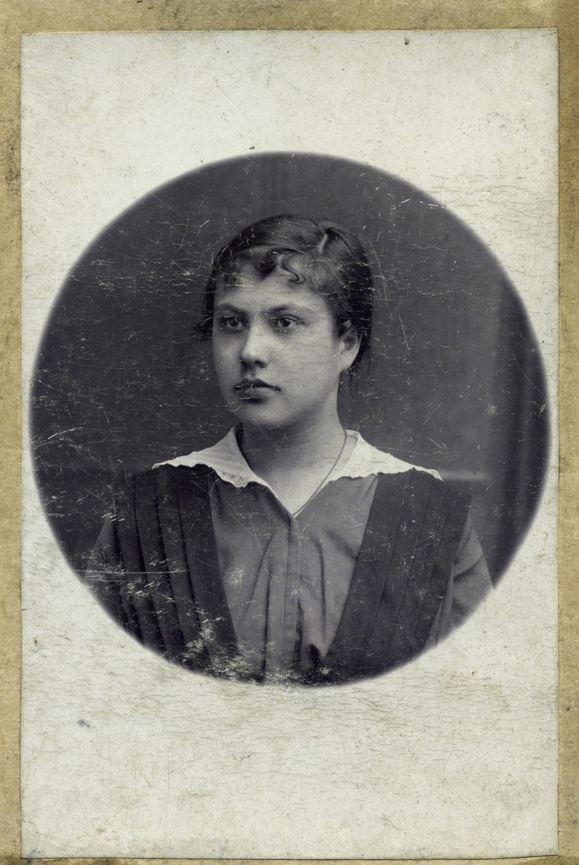 Vintage-Porträt eines jungen Mädchens. Das Foto wurde um 1914 aufgenommen von Mikhail Pogosov