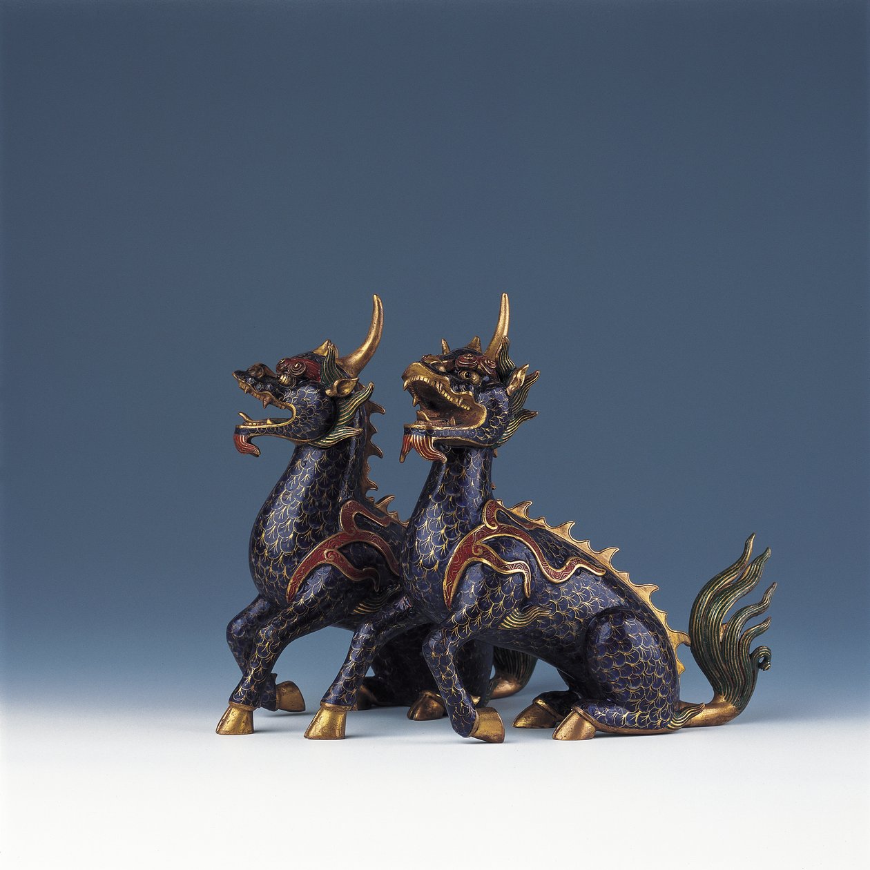 Paar sitzende Qilin von Ming Dynasty   Wanli Period Chinese School