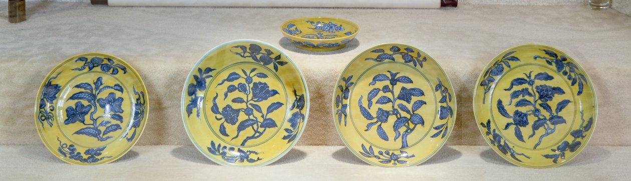 Gelbe Schalen bemalt in Unterglasurblau, Ming-Dynastie (Keramik) von Ming Dynasty Chinese School