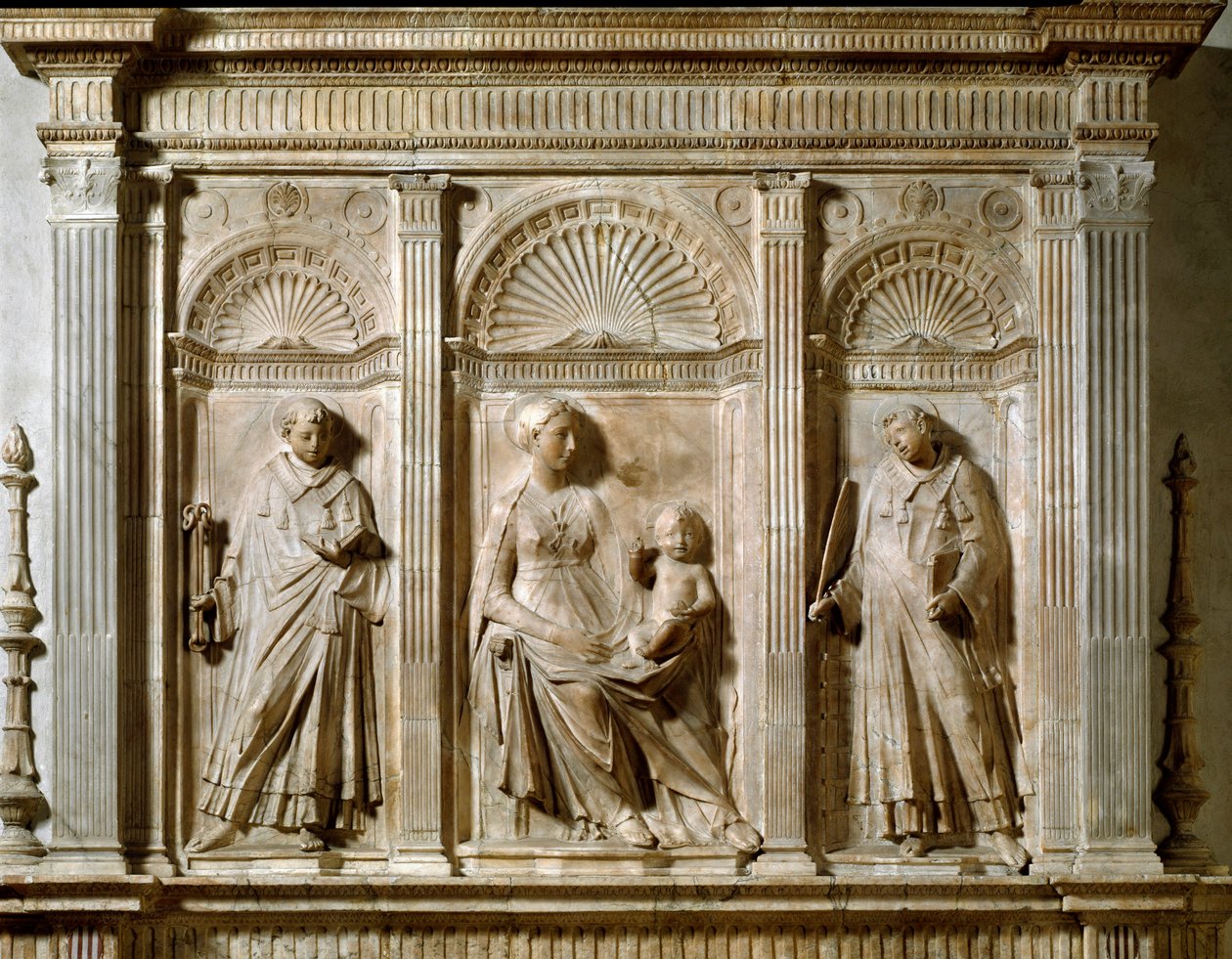 Jungfrau und Kind zwischen St. Laurentius und St. Leonhard. Hochrelief aus Marmor von Mino da Fiesole