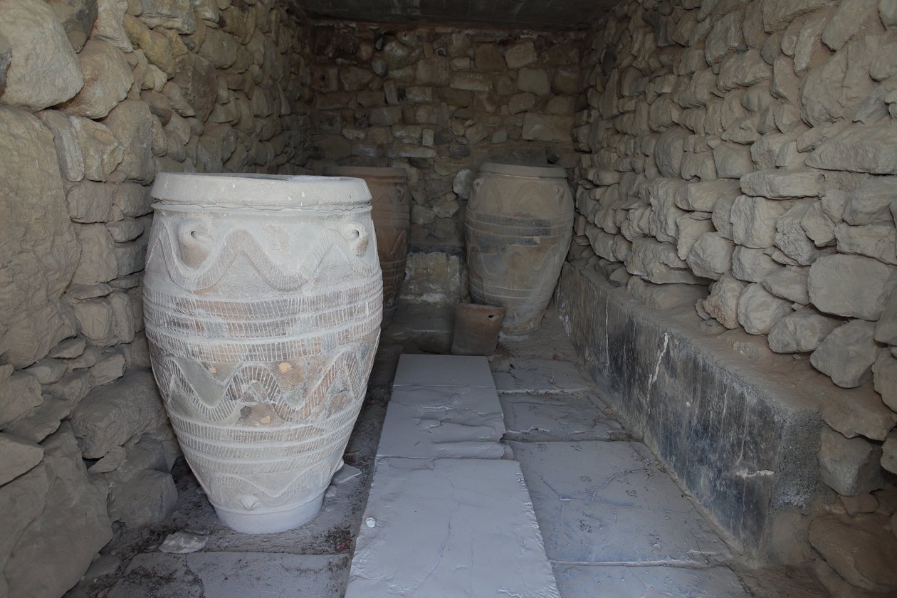 Minoische archäologische Stätte von Phaistos. Das Magazin der riesigen Pithoi (Lagerkrüge) von Minoan