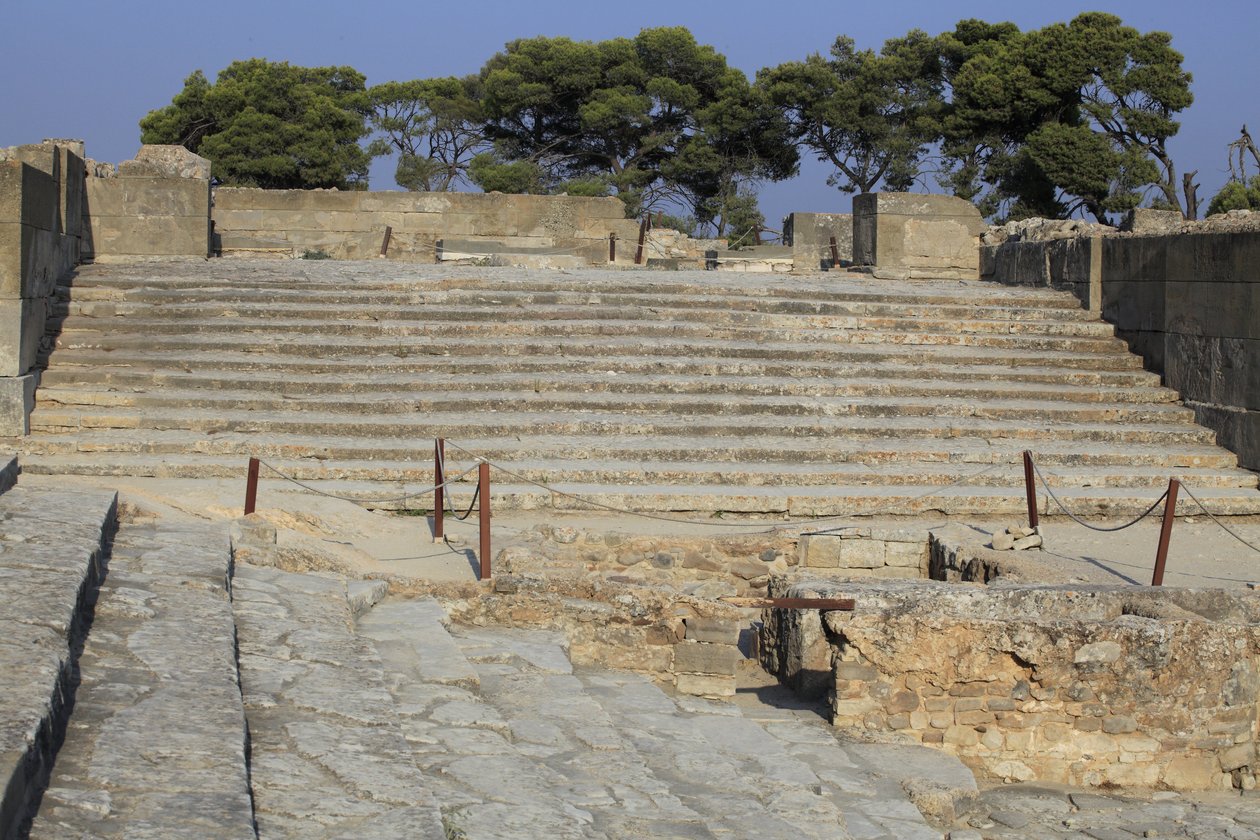 Minoische archäologische Stätte von Phaistos. Treppe, die im Westhof beginnt und zu den Propyläen führt von Minoan