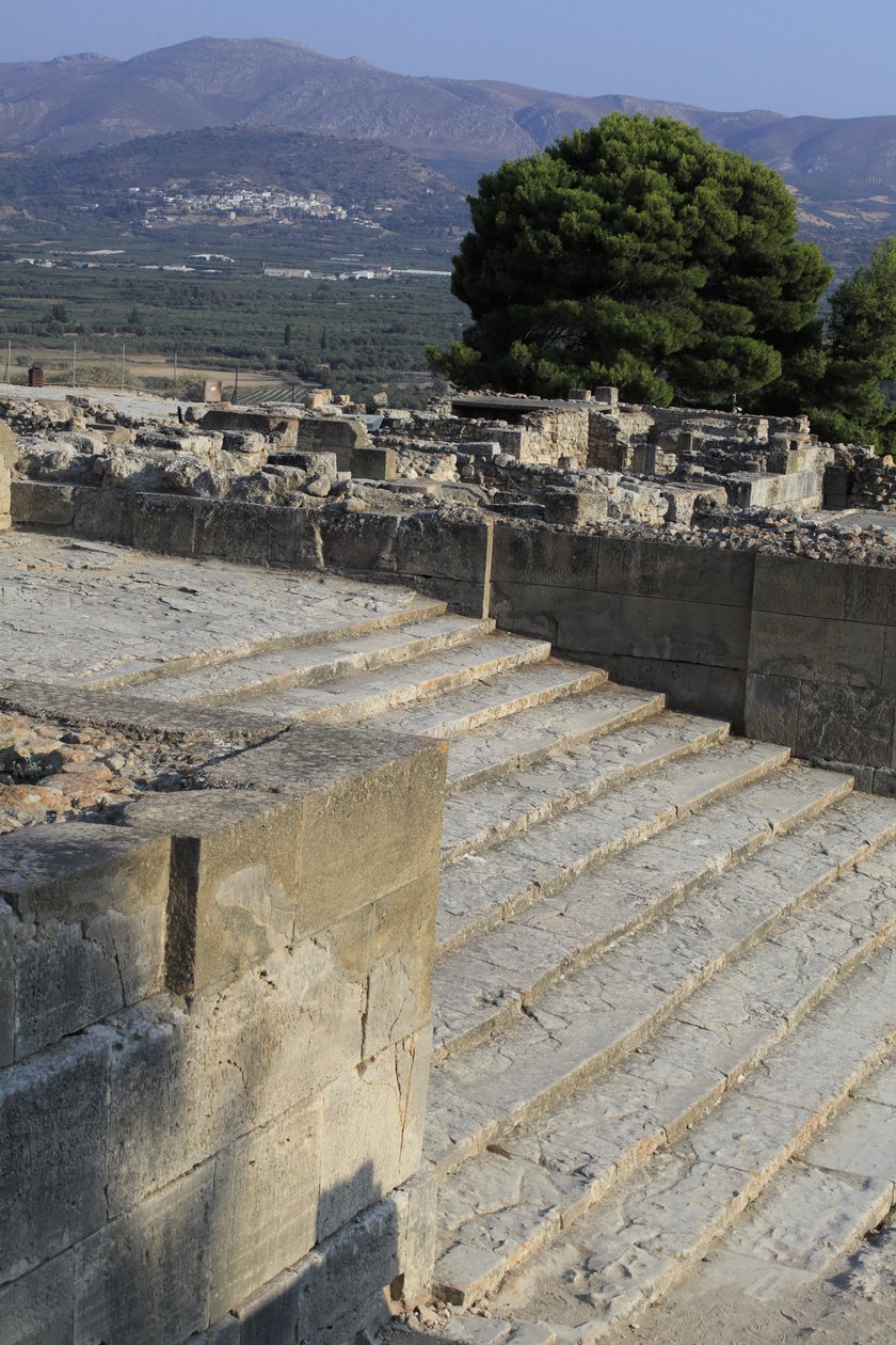Minoische archäologische Stätte von Phaistos. Treppe, die im Westhof beginnt und zu den Propyläen führt, dem Haupt- und beeindruckendsten Eingang zum neuen Palast (1700-1450 v. Chr.). Phaistos, Kreta. von Minoan