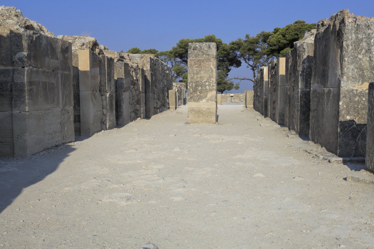 Minoische archäologische Stätte von Phaistos. Die westlichen Magazine. Großes Komplex der Palastlager. Es besteht aus dem Vorraum, dem Korridor der Lager und den Lagern selbst. Rechts und links des Korridors befanden sich 11 Magazine, in denen von Minoan