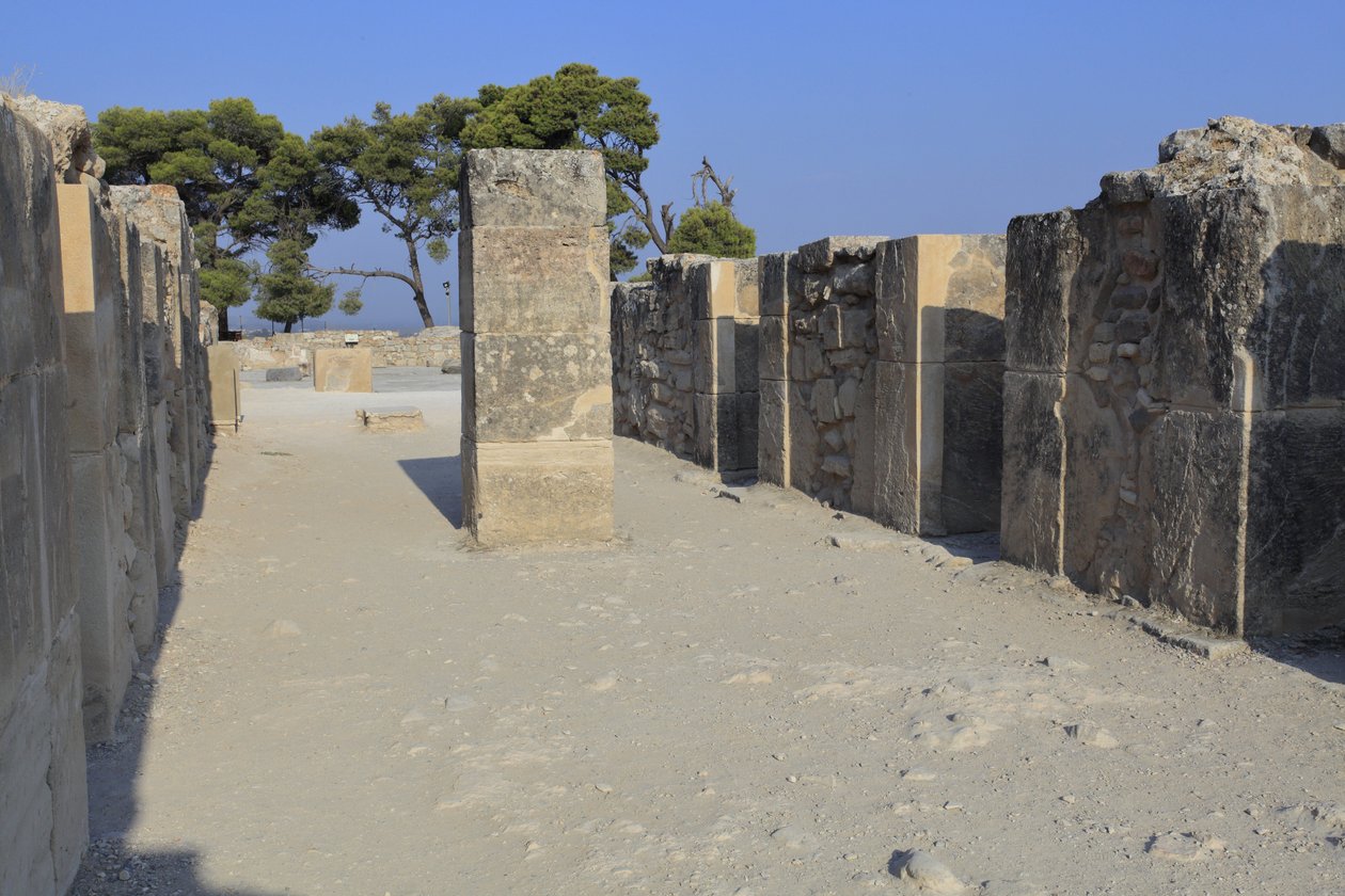 Minoische archäologische Stätte von Phaistos. Die westlichen Magazine. Großes Komplex der Palastlager. Es besteht aus dem Vorraum, dem Korridor der Lager und den Lagern selbst. Rechts und links des Korridors befanden sich 11 Magazine, in denen von Minoan