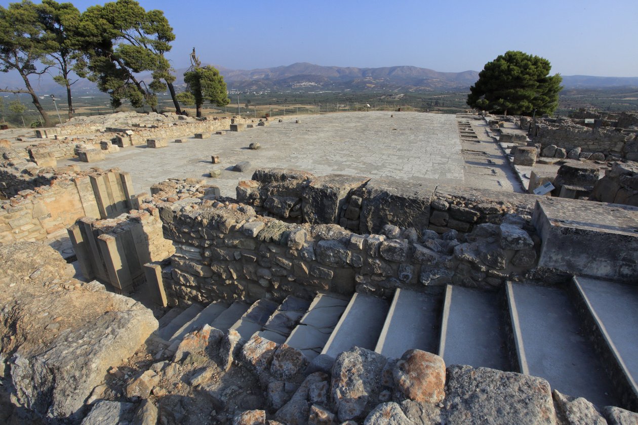 Minoische archäologische Stätte von Phaistos. Blick über den zentralen Hof vom Nordflügel aus. Der zentrale Hof war ein grundlegendes architektonisches Element des minoischen Palastes. Es ist ein Kern, um den die verschiedenen Flügel angeordnet sind. Diese von Minoan