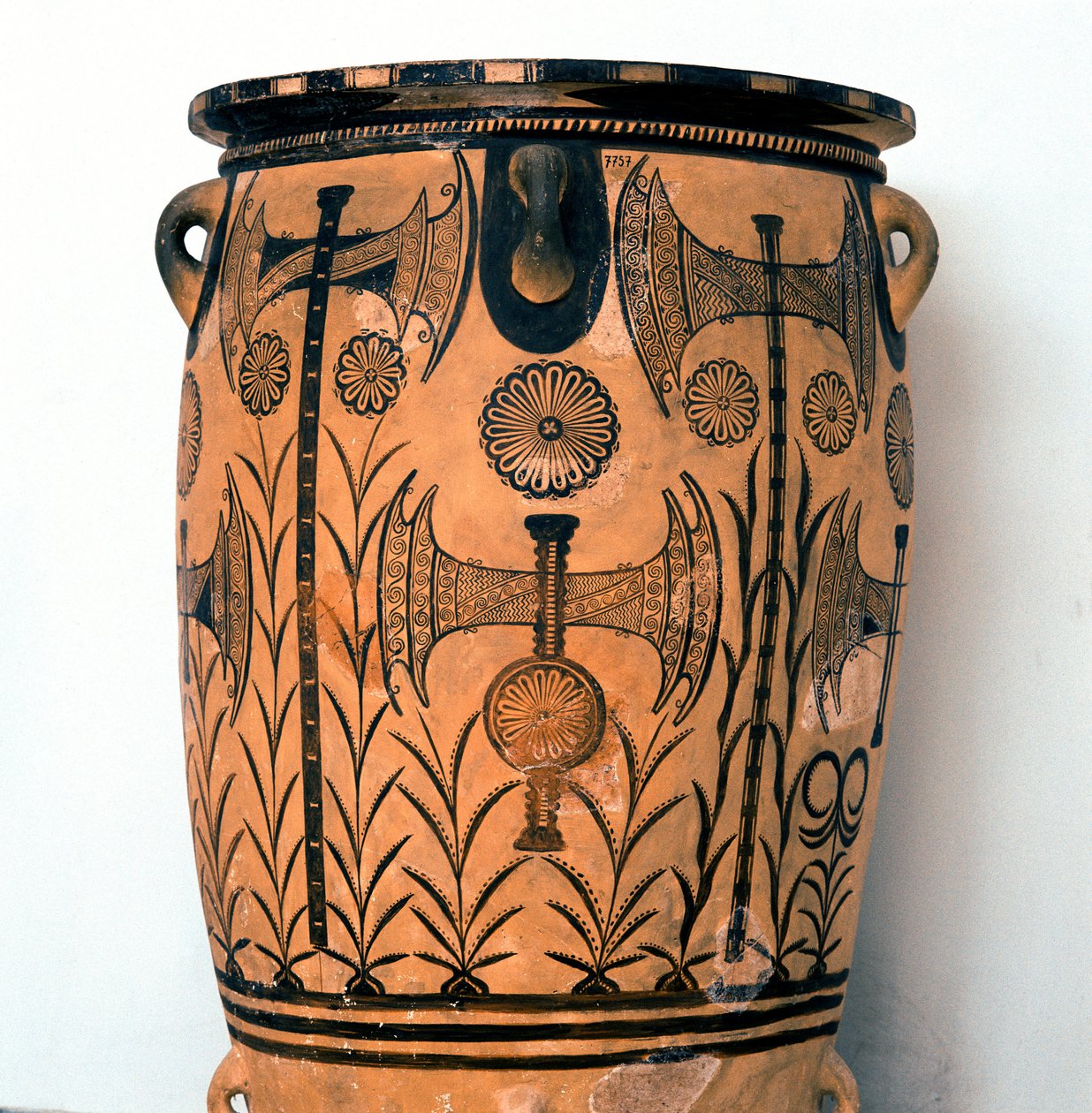 Minoische Kunst: Terrakottavase aus der Neupalatialzeit mit Symbolen der Gottheiten und Darstellungen von Himmel und Erde sowie der Doppelaxt, Symbol der kretischen Zivilisation. Aus Knossos, Heraklion, Archäologisches Museum Kreta von Minoan